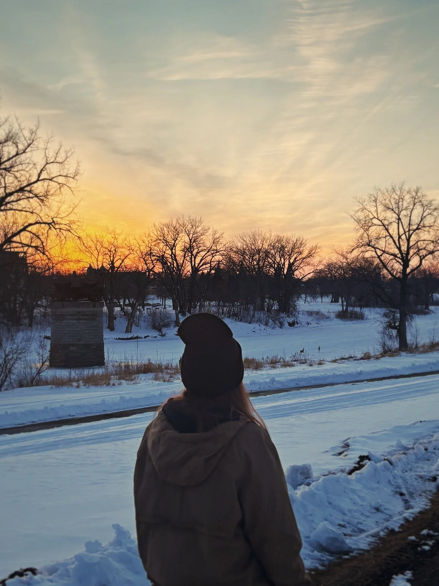 River walks 🦌🌕🌲 
Not pictured: @olivia_lacher_ 

#CatchingEconomy #PersonalTravelBlog #TravelAndGrowth #StoriesFromTheRoad #CreativeJourneyBlog