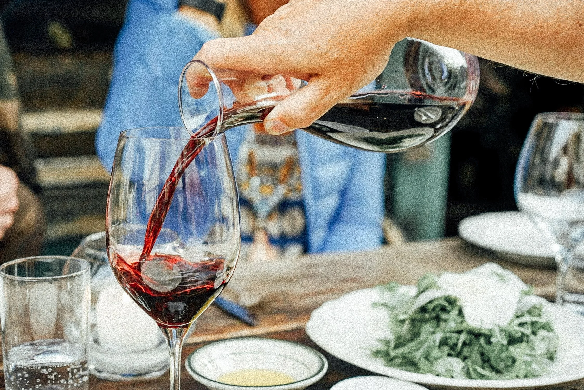 weintasting-einschenken-rotwein.jpg