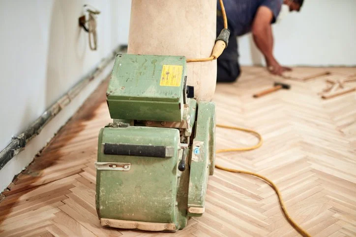 Oranssi carpenter using bench saw