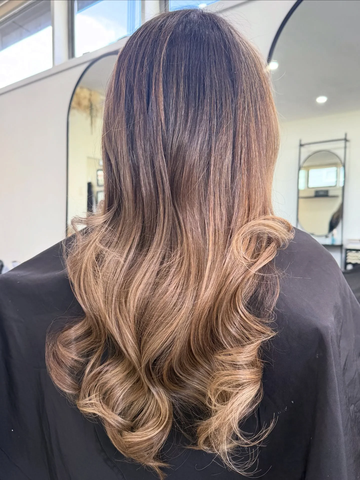 Blended balayage for our beautiful clients wedding 🥰 starting from copper, to dark brown to blended and brighter! It has been a process but doing it slowly over sessions has kept the integrity of her hair so it can look like this! Using #lorealpro l