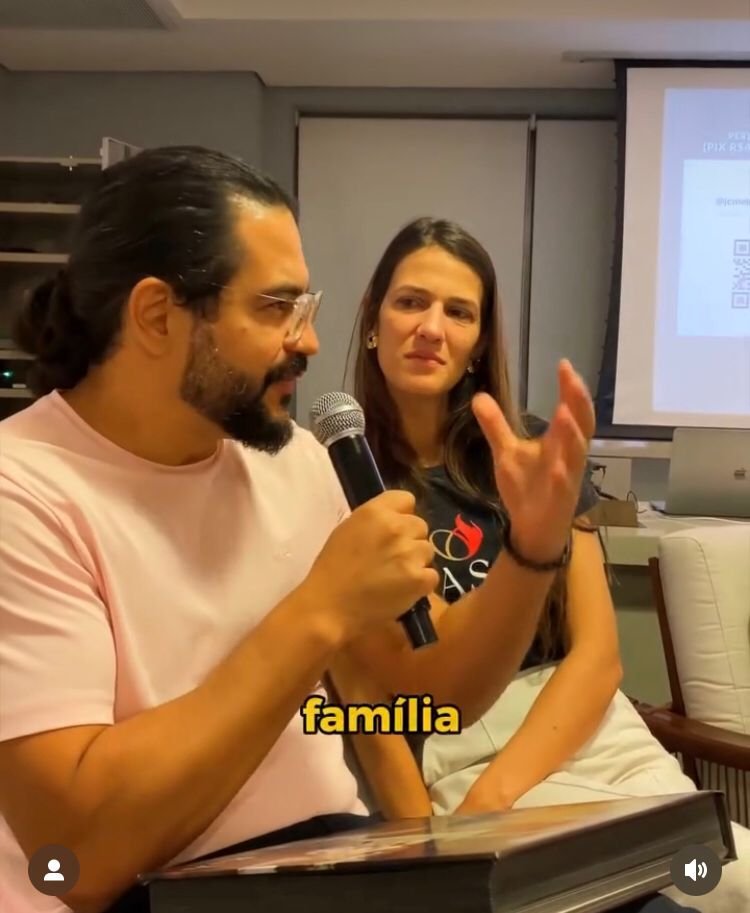 Os clientes da Laurie, Evan e Kade, descendo a montanha após se casarem. 