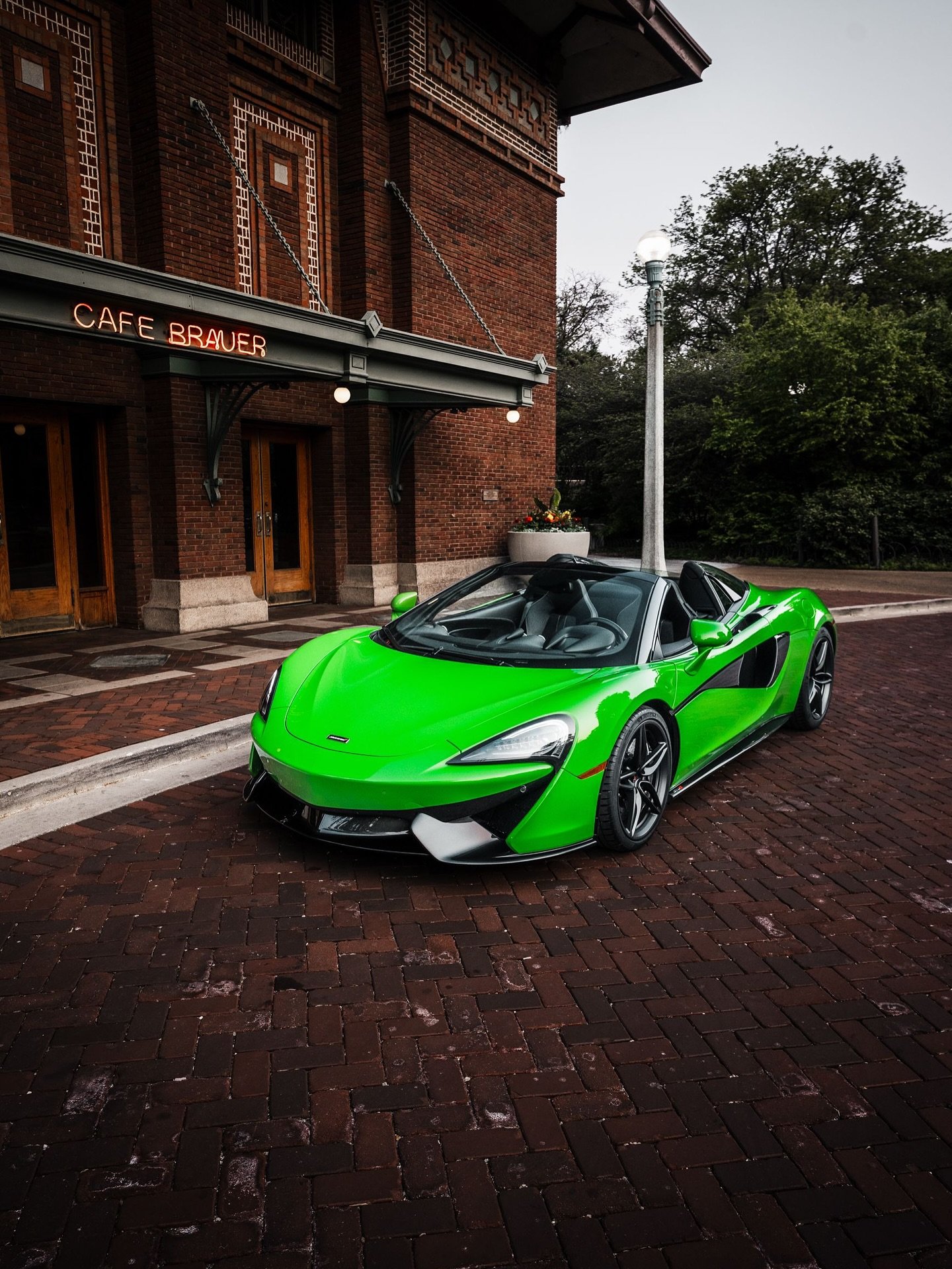 Green McLaren 570s spider now available for rentals DM or text to book 📲 

Hit us up for all your luxury and exotic car rental needs, we got you covered! 

📷: @kacpershotz 

#carrental #mclaren #570s #spider #chicago #chicagocars #chicagocarscene #