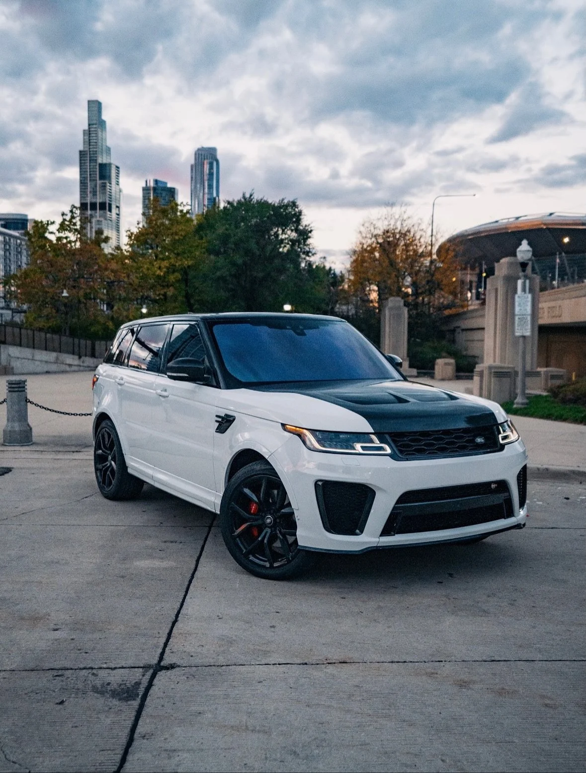 Range Rover SVR now available for rentals‼️
With a supercharged V8 engine and ultra luxurious interior, this SUV is the pinnacle of power and elegance. 
DM TO BOOK 📲 and hit us up for all your luxury & exotic car rental needs 
#carrental #ran