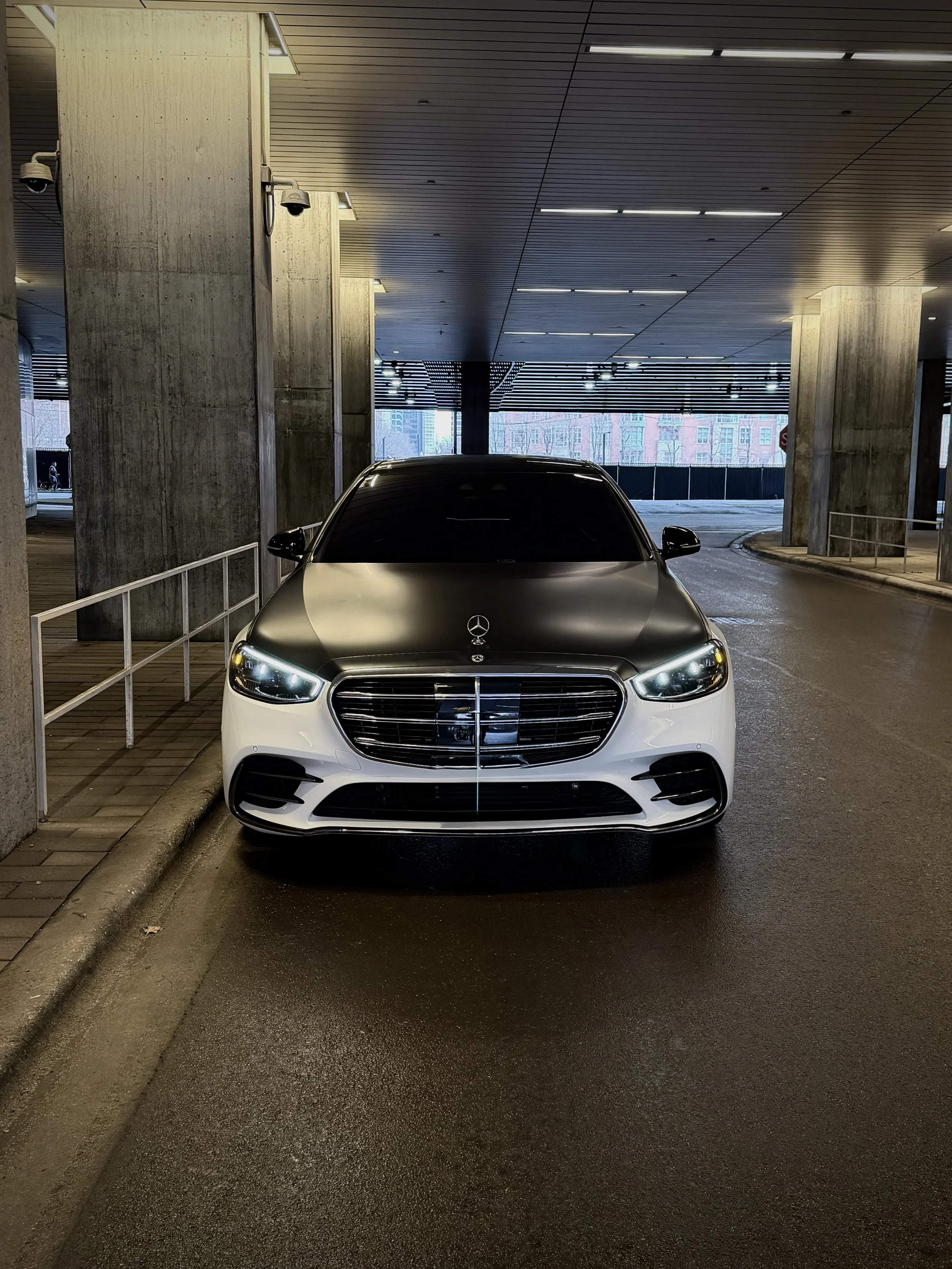 Mercedes-Benz S580 luxury sedan rental in Chicago with two tone black and white exterior and red leather interior – Axel Luxury
