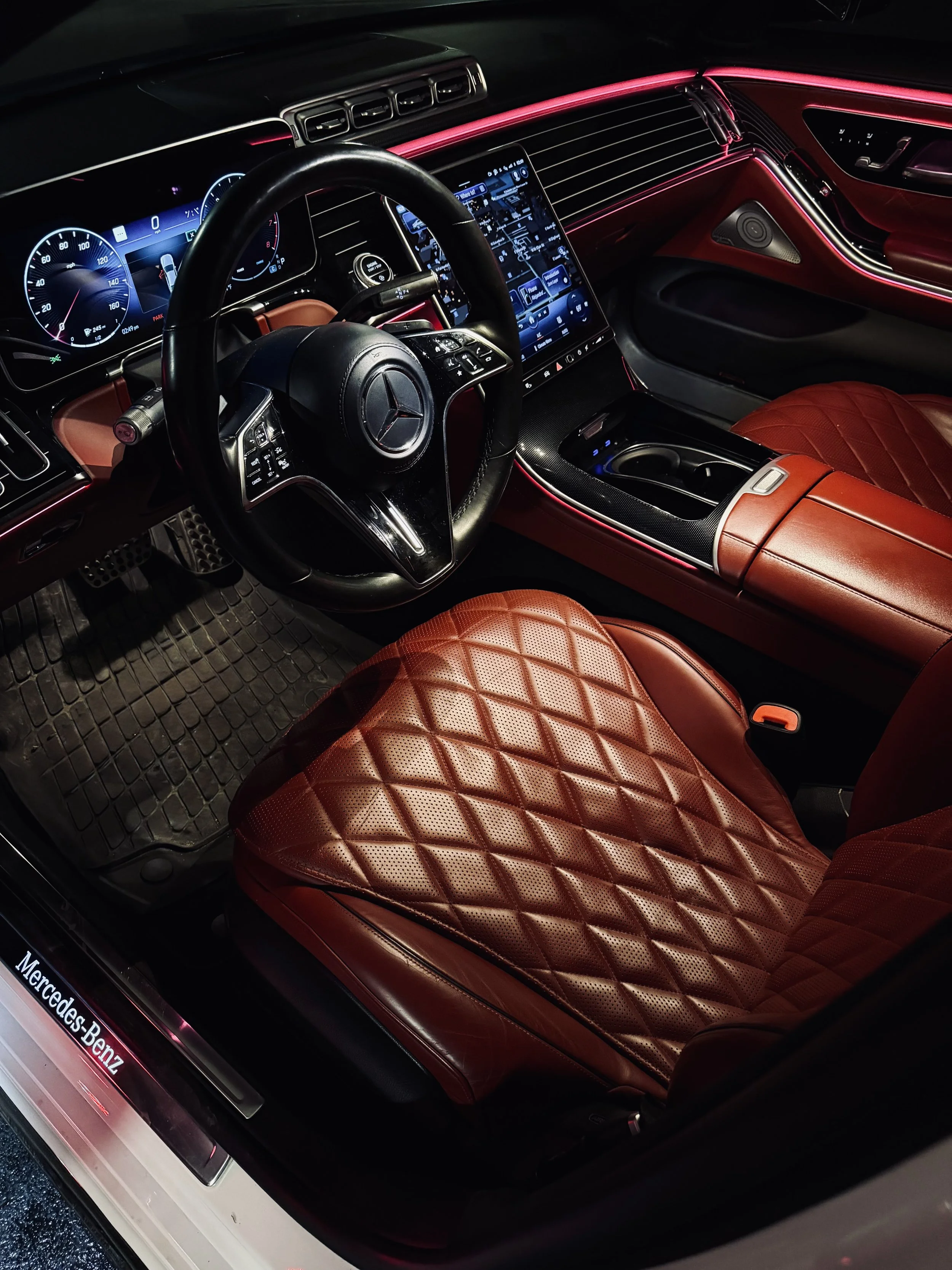 Mercedes-Benz S580 luxury sedan rental in Chicago with two tone black and white exterior and red leather interior – Axel Luxury