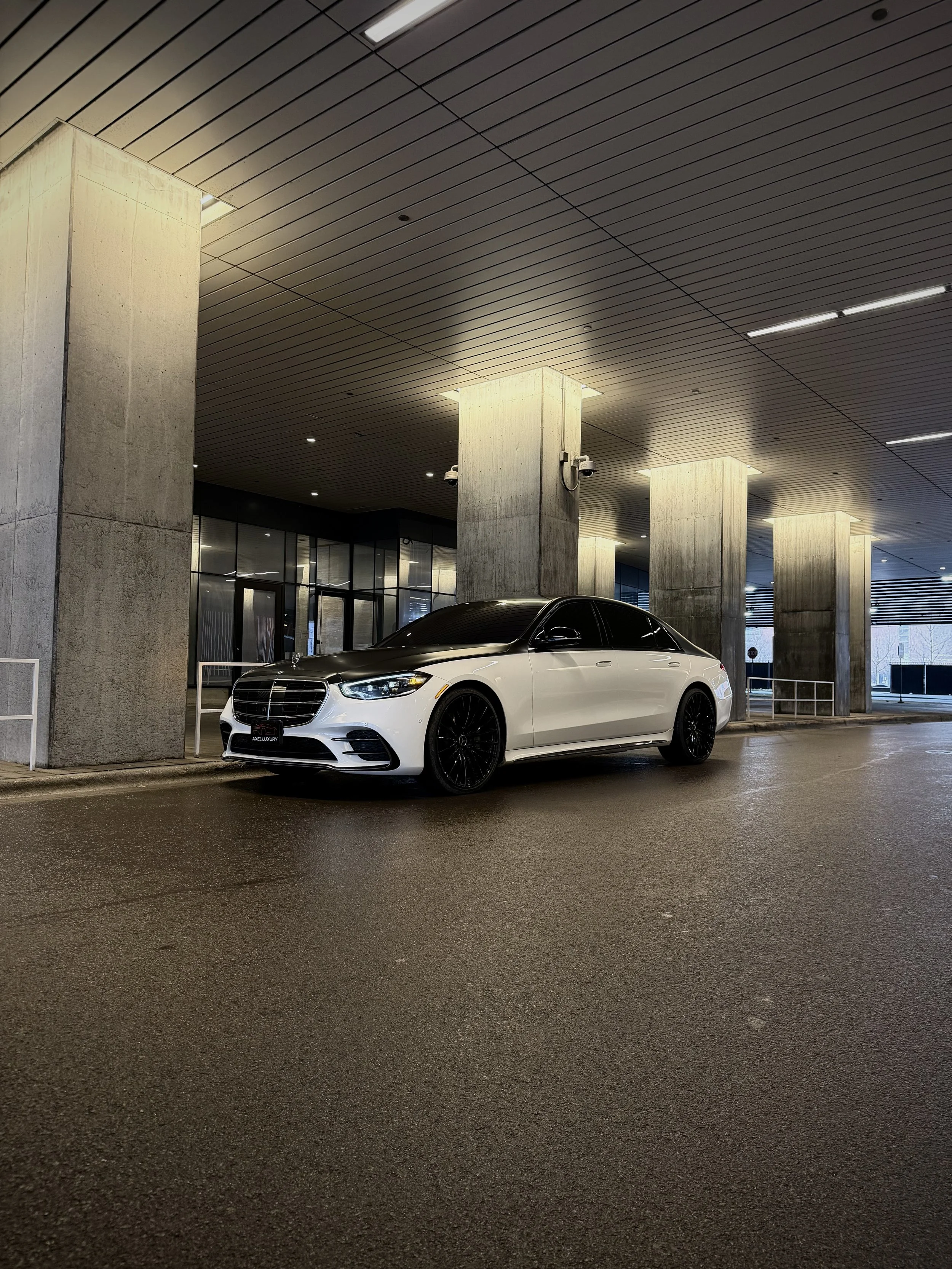 Mercedes-Benz S580 luxury sedan rental in Chicago with two tone black and white exterior and red leather interior – Axel Luxury