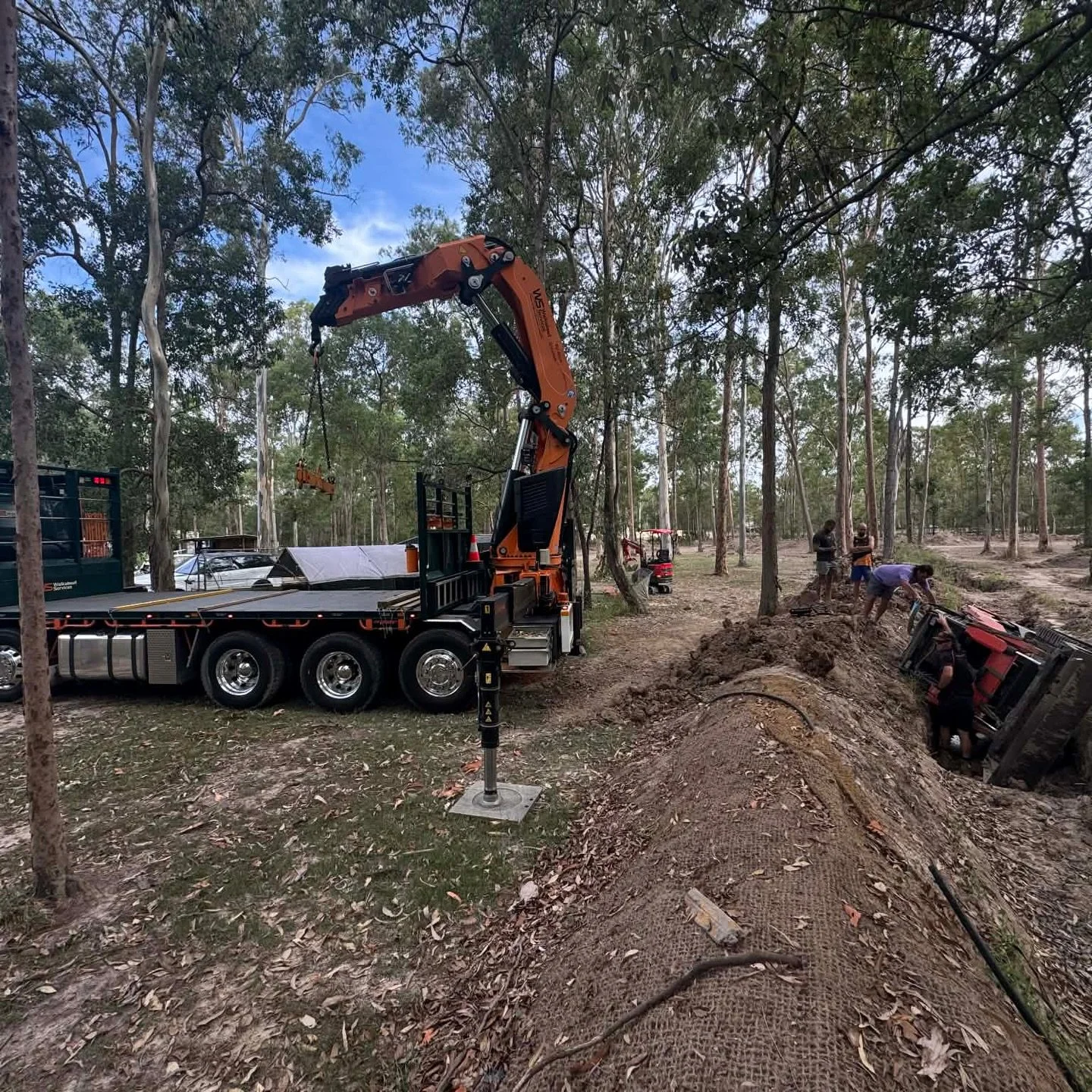 Sometimes we do rescues as well 👀

A Saturday rescue for a bobcat that rolled into a trench. Recovered in no time 👍🏼