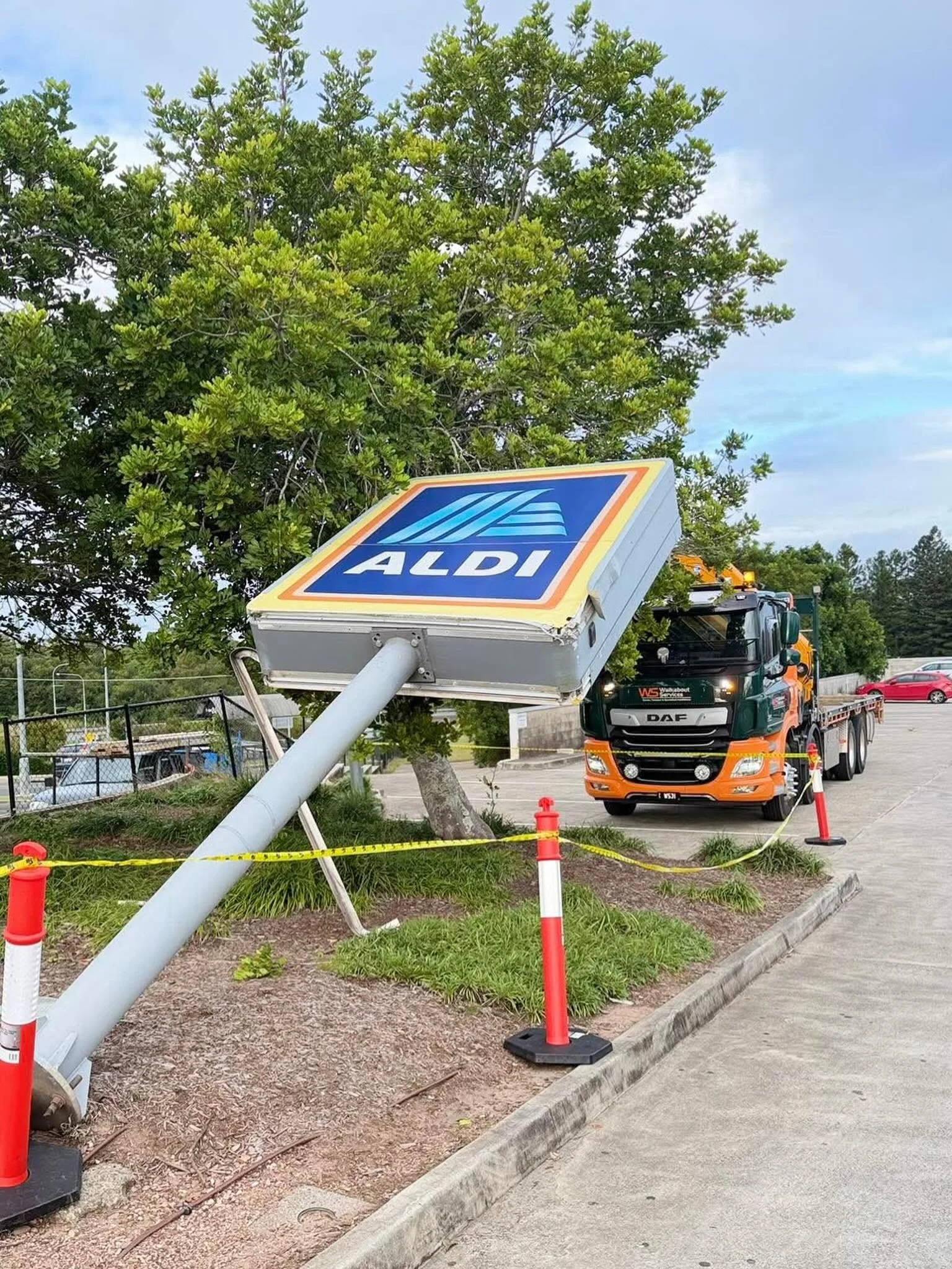 Nothing like an emergency recovery! 👀

WS31 was needed last minute up at the Gympie Aldi after the pylon was damaged and needed to be recovered and disposed of. 

We can travel but we can also fit in last minute emergency jobs like this one 👍🏼