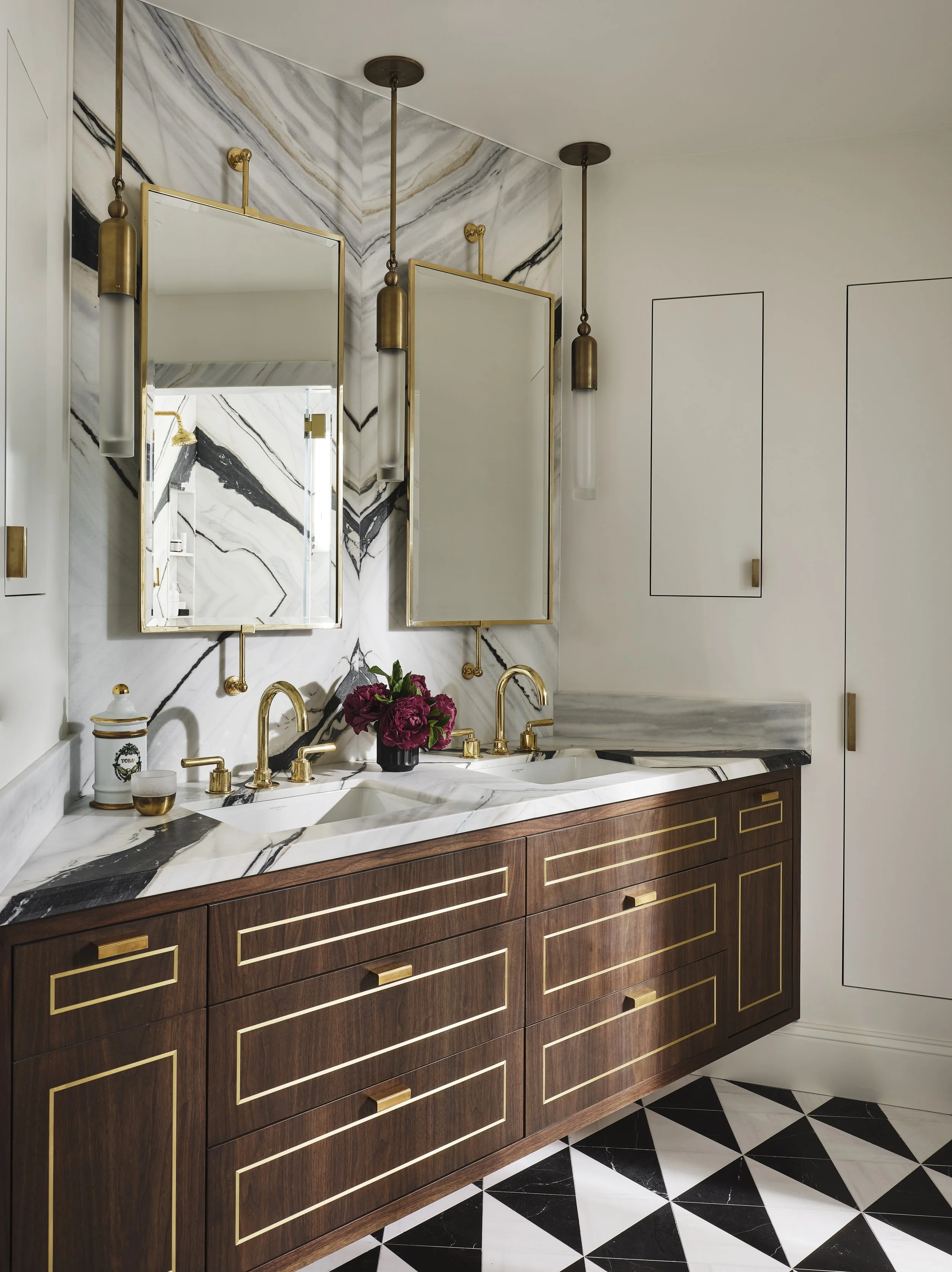 Primary marble bathroom in San Francisco home designed by Eva Bradley Studio with natural stone, Calacatta Macchia Vecchia marble.