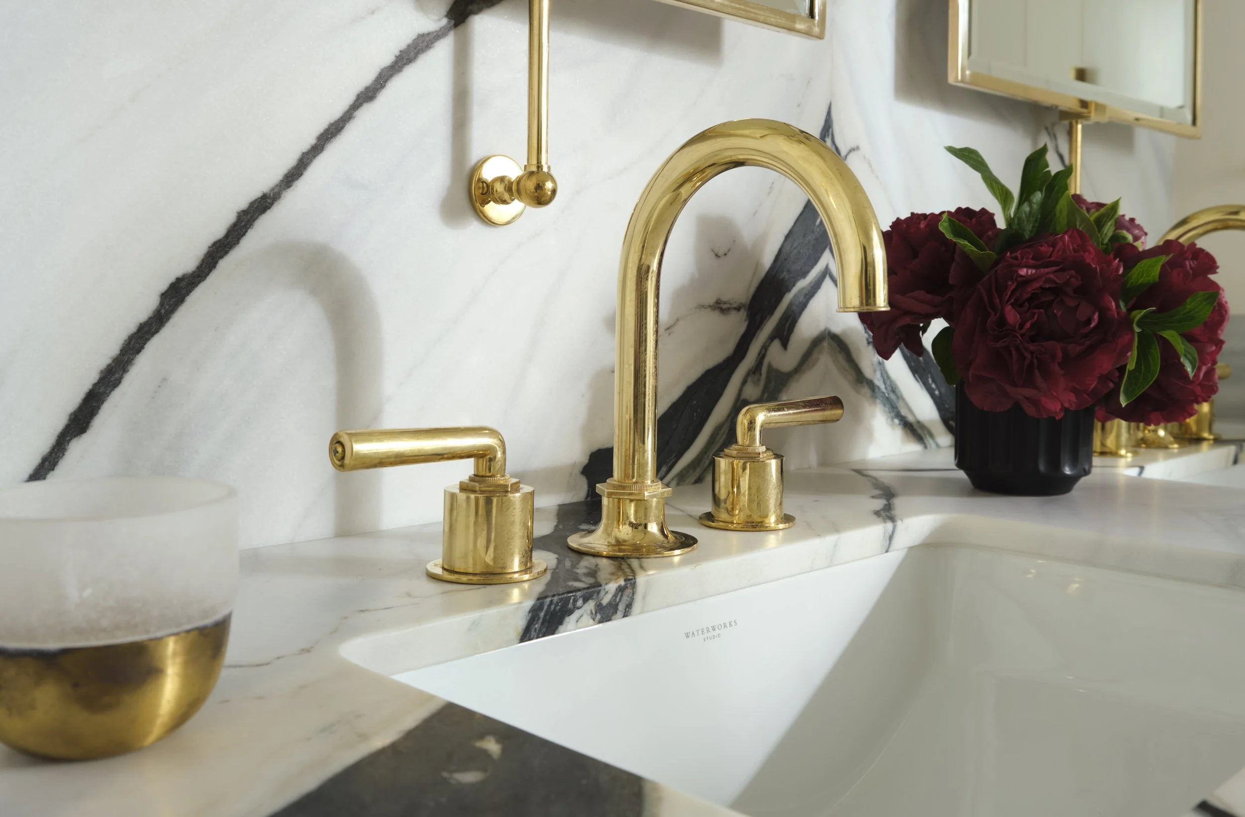 Primary marble bathroom in San Francisco home designed by Eva Bradley Studio with natural stone, Calacatta Macchia Vecchia marble, and gold hardware.