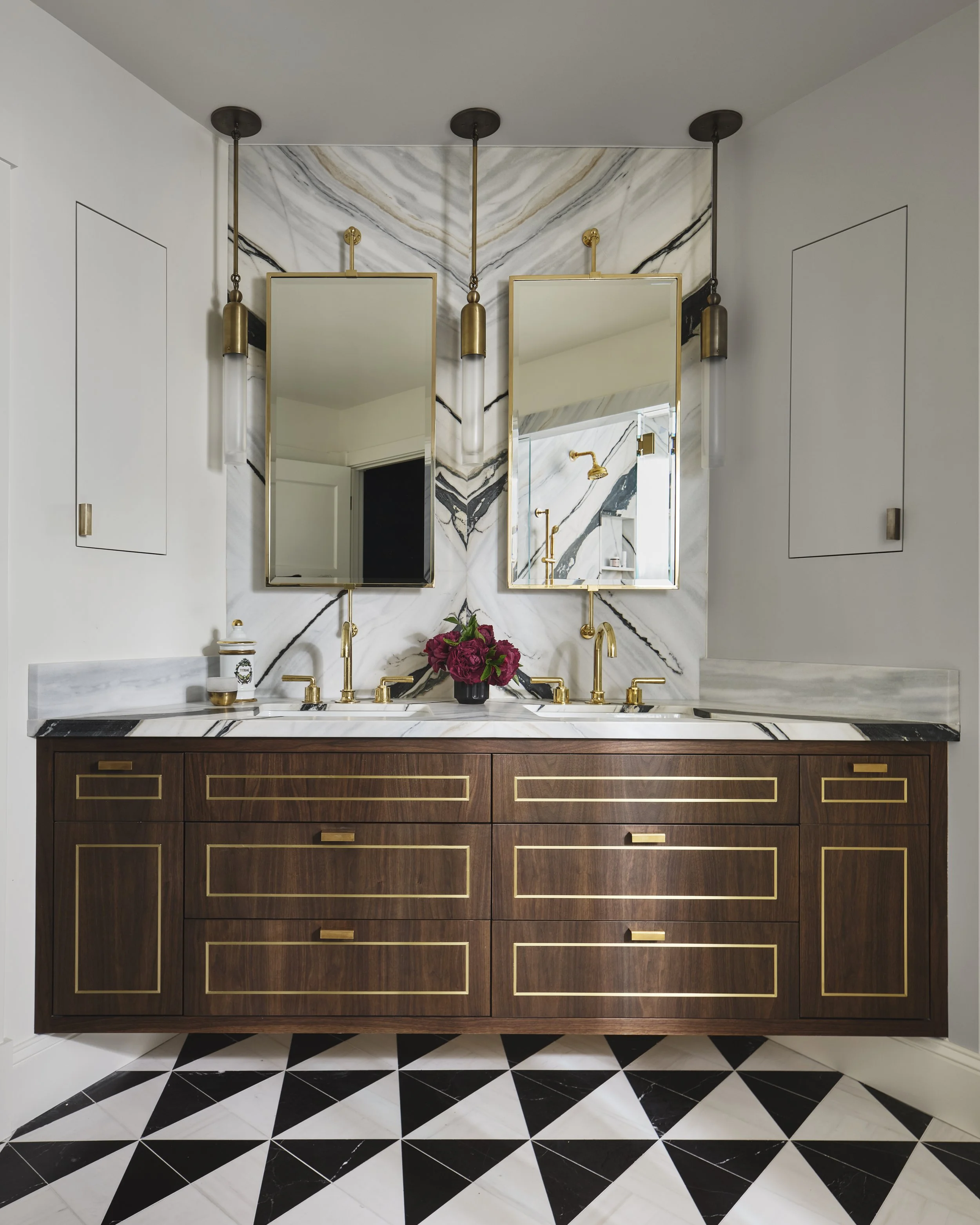 Primary marble bathroom in San Francisco home designed by Eva Bradley Studio with natural stone, Calacatta Macchia Vecchia marble.