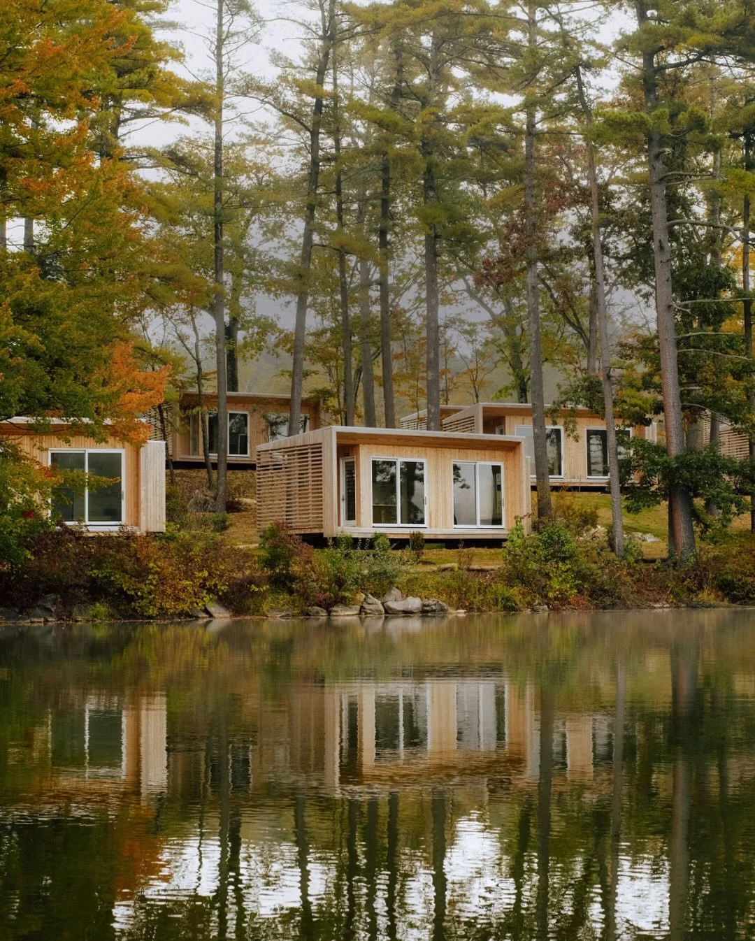 Calling all New Yorkers looking for a fun, quick fall weekend getaway! 🍂
 I just planned a last-minute trip for a group of friends who wanted to unplug and soak up some nature in the Berkshires. Their itinerary? Hiking, sauna sessions, lake time, s&
