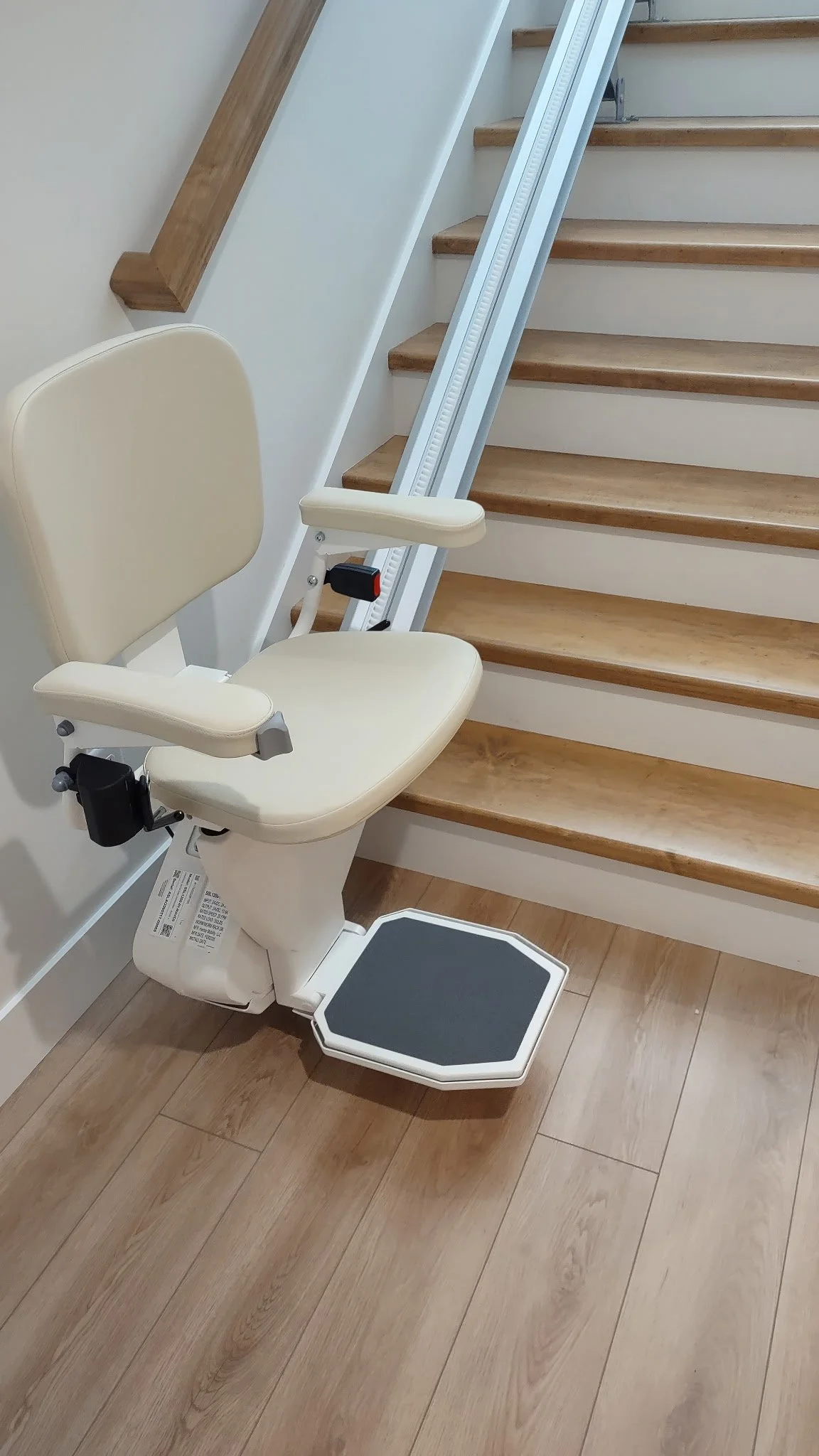 ameriglide rave 2 sitting at bottom of stairs central illinois stairlift