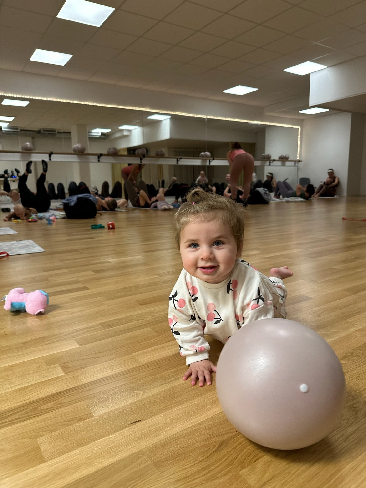 Närbild på en bebis under Mama & Baby Bootcamp, njuter av passet tillsammans med mamma.