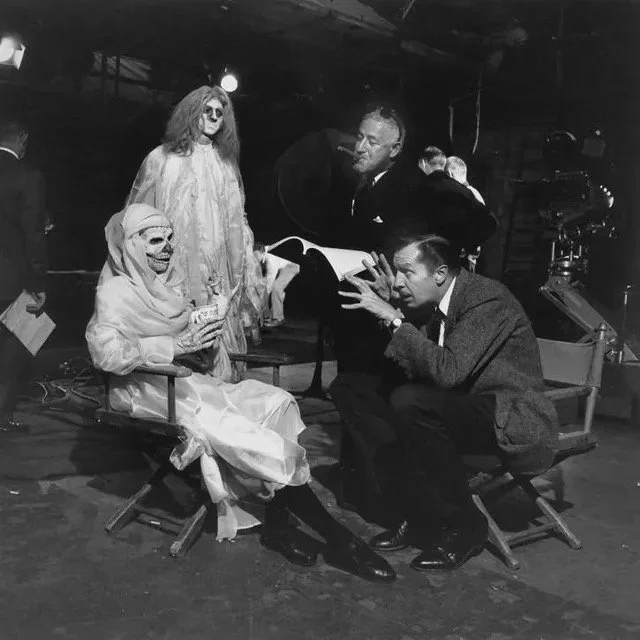director-william-castle-with-vincent-price-on-the-set-of-13-v0-u2b0brumfaqe1.jpg