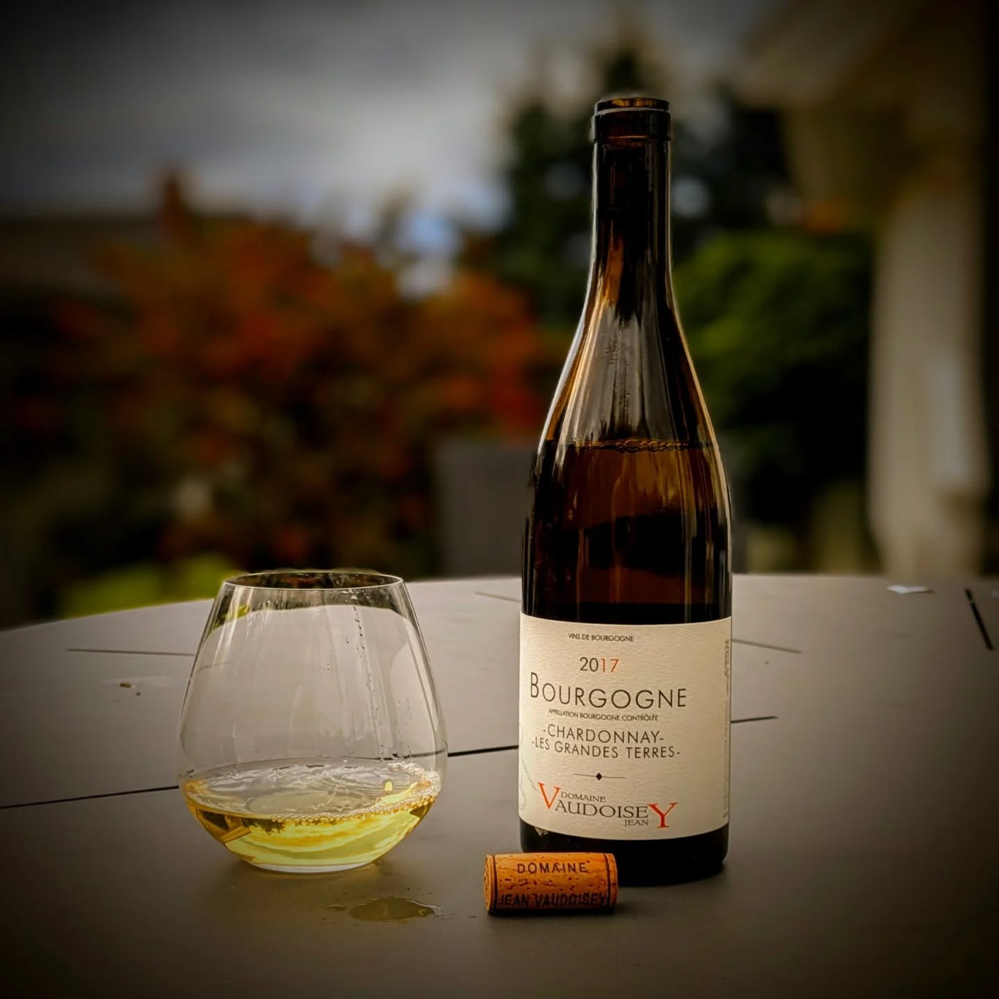 Domaine Jean Vaudoisey har siden 2015 v&aelig;rt styrt av den unge Romain  Poirrotte, som er barnebarn av grunnleggeren. Mest kjent for sine r&oslash;de viner, men de lager ogs&aring; et mindre utvalg Chardonnay av h&oslash;y kvalitet og denne utgave