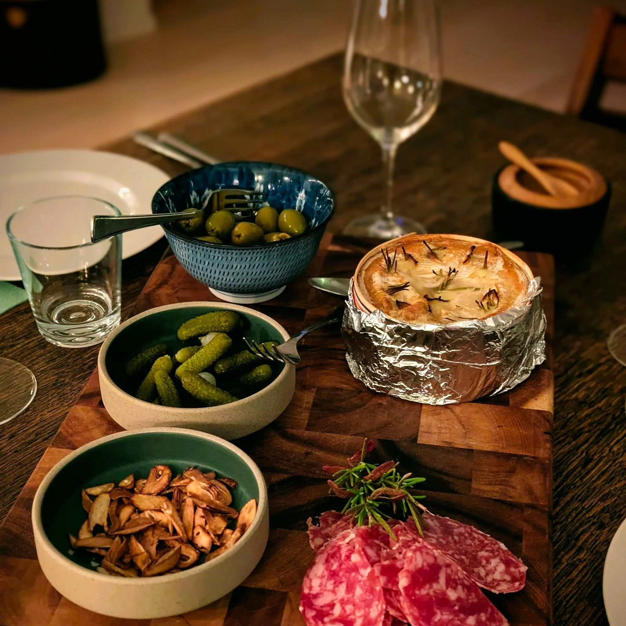 𝙼𝚘𝚗𝚝 𝚍&rsquo;𝙾𝚛

H&oslash;sten er en flott tid for gode mattradisjoner og et stadig mer popul&aelig;rt rituale for nordmenn er en rennende alpeost med tilbeh&oslash;r.

Flere og flere koser seg med Mont d&rsquo;Or n&aring;r de ankommer butikke