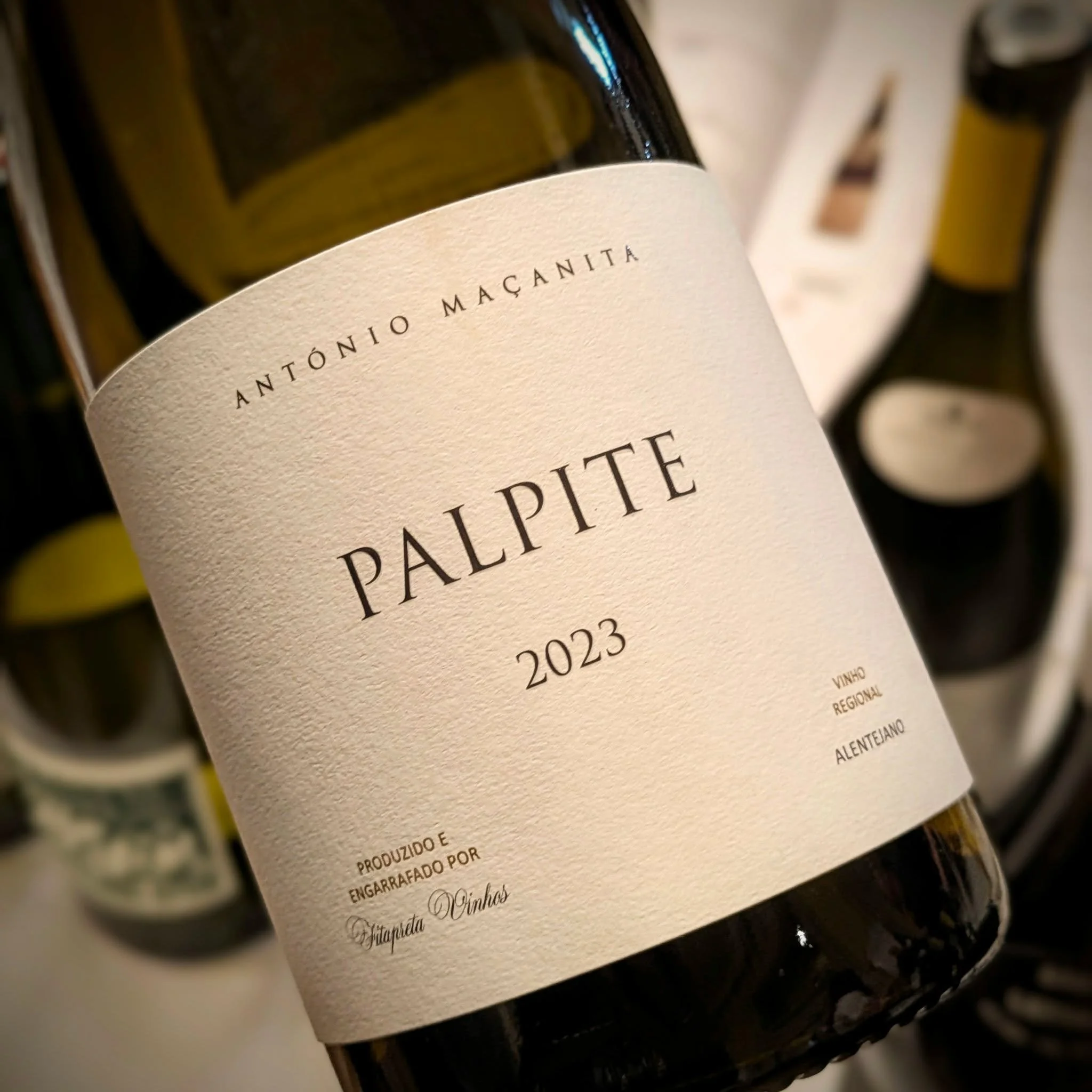 𝗙𝗶𝘁𝗮𝗽𝗿𝗲𝘁𝗮 𝗣𝗮𝗹𝗽𝗶𝘁𝗲 𝗥𝗲𝘀𝗲𝗿𝘃𝗮 𝗕𝗿𝗮𝗻𝗰𝗼 𝟮𝟬𝟮𝟯

18654201

Arinto (65), &Oslash;vrige druer (35) | 12,5% | 335,-

𝐴𝑛𝑡&oacute;𝑛𝑖𝑜 𝑀𝑎&ccedil;𝑎𝑛𝑖𝑡𝑎 𝑚𝑒𝑑 𝑛𝑜𝑘 𝑒𝑛 𝑢𝑛𝑖𝑘 𝑜𝑔 𝑒𝑛𝑒𝑟𝑔𝑖𝑠𝑘 𝑣𝑖𝑛 𝑝&aring; 𝑙