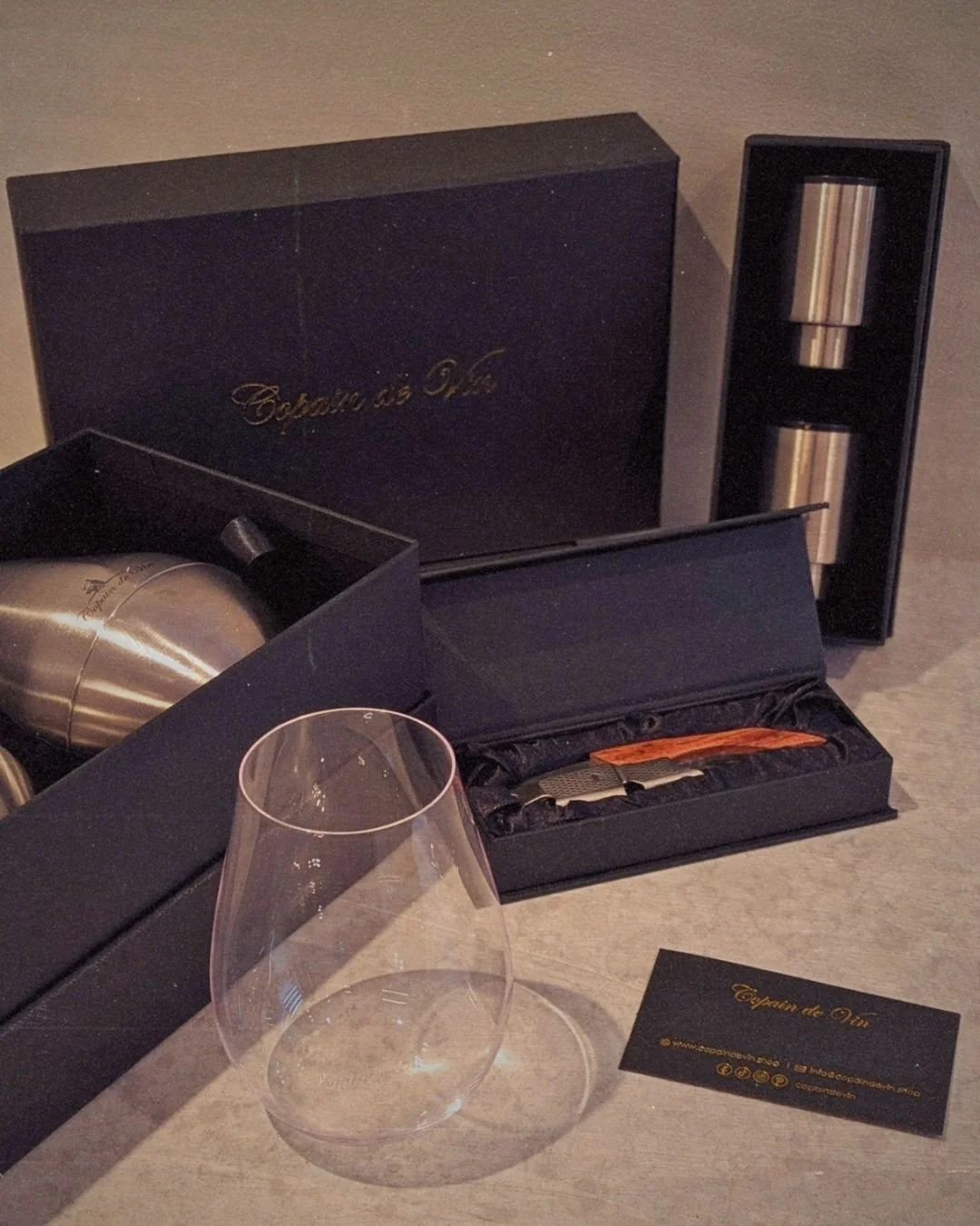 :
𝗖𝗼𝗽𝗮𝗶𝗻 𝗱𝗲 𝗩𝗶𝗻

𝐸𝑛 𝑔𝑎𝑣𝑒𝑖𝑑&eacute; 𝑡𝑖𝑙 𝑣𝑖𝑛𝑘𝑗𝑒𝑛𝑛𝑒𝑟𝑒𝑛 𝑠𝑜𝑚 ℎ𝑎𝑟 𝑎𝑙𝑡.

Noe av det verste vinelskere vet er &aring; befinne seg i en situasjon hvor de har god vin, men bare d&aring;rlige glass &aring; helle den i. 