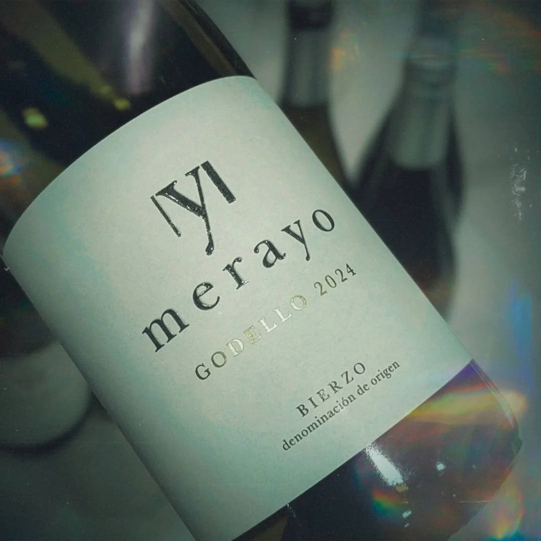 :
𝗠𝗲𝗿𝗮𝘆𝗼 𝗚𝗼𝗱𝗲𝗹𝗹𝗼 2024

18894101 
𝐺𝑜𝑑𝑒𝑙𝑙𝑜 | 13% | 200,- 
𝑆𝑝𝑎𝑛𝑖𝑎, 𝐸𝑙 𝐵𝑖𝑒𝑟𝑧𝑜

Bierzo er i vinden som aldri f&oslash;r, og Bodegas Merayo viser hvorfor. Med dype r&oslash;tter i regionen leverer de en Godello med balanse