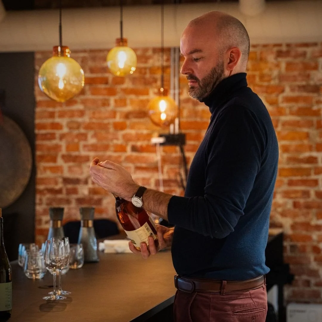 :
𝗞𝗹𝗮𝗿 𝗳𝗼𝗿 𝗻𝗼𝗲 𝗴𝗼𝗱𝘁 𝗶 𝗴𝗹𝗮𝘀𝘀𝗲𝘁 𝗵𝗼𝘀 𝗠𝗼𝘀𝘀 𝘀𝗶𝗻 𝘁𝗿𝗶𝘃𝗲𝗹𝗶𝗴𝘀𝘁𝗲 𝘃𝗶𝗻𝗯𝗮𝗿?
 
Denne uken st&aring;r jeg bak baren hos Oh Dear Moss. 

Jeg tar med meg noen favoritter og ser frem til &aring; sl&aring; av en prat med