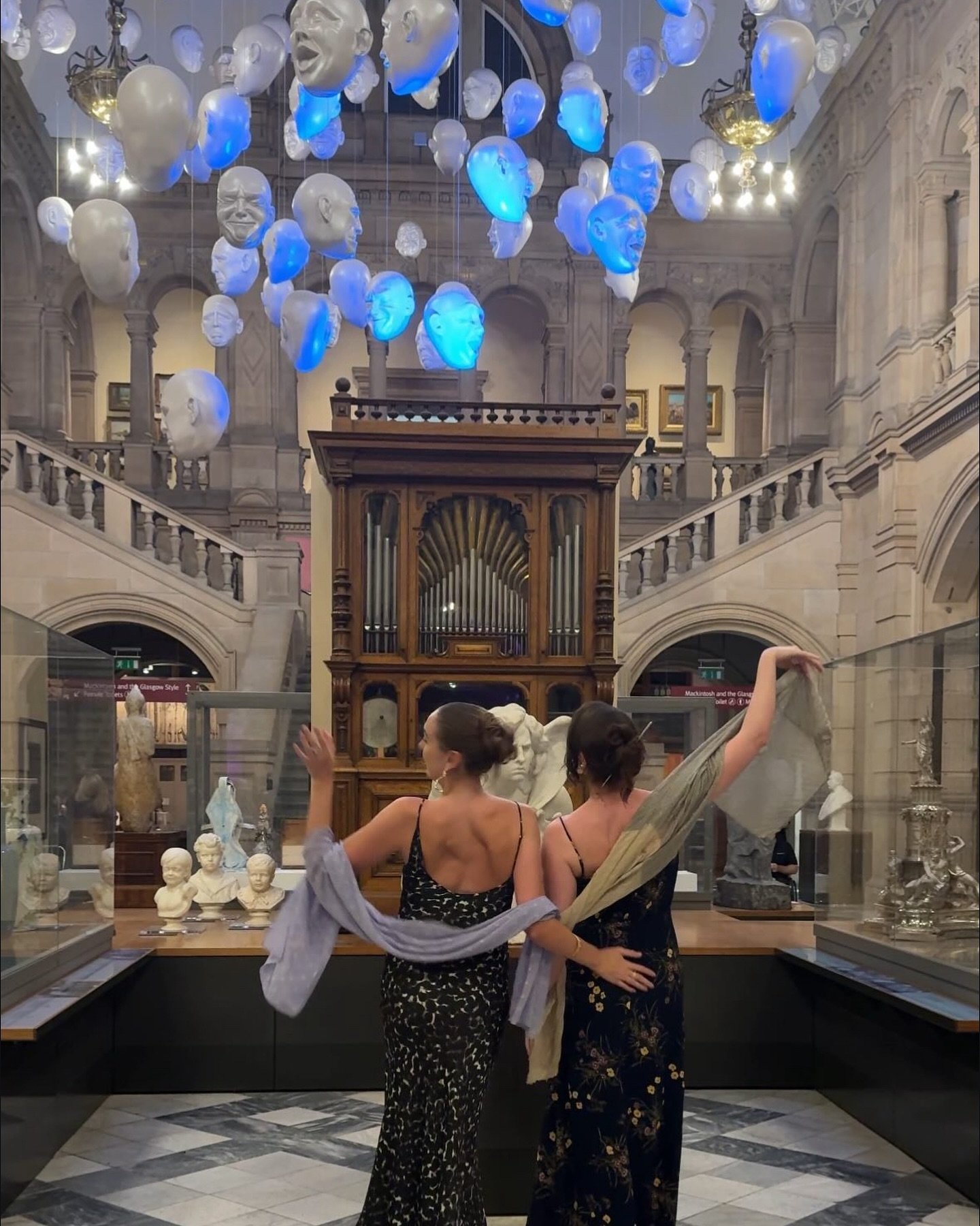 🕊️🎭 Beautiful moments shared with loved ones, a true blessing!