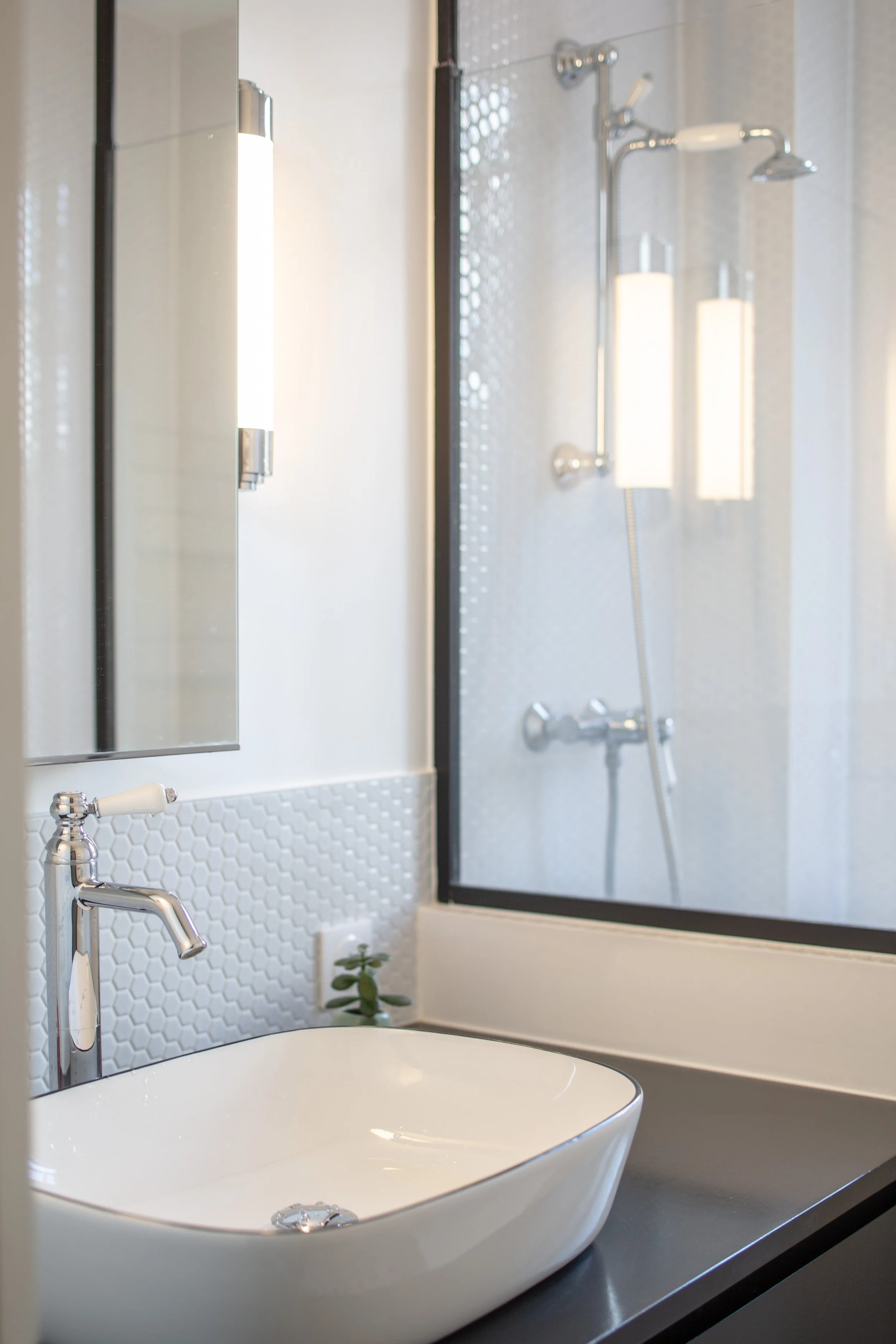 réhabilitation rénovation appartement paris rue Darwin bois design haze hazé salle de bain salle d'eau verrière