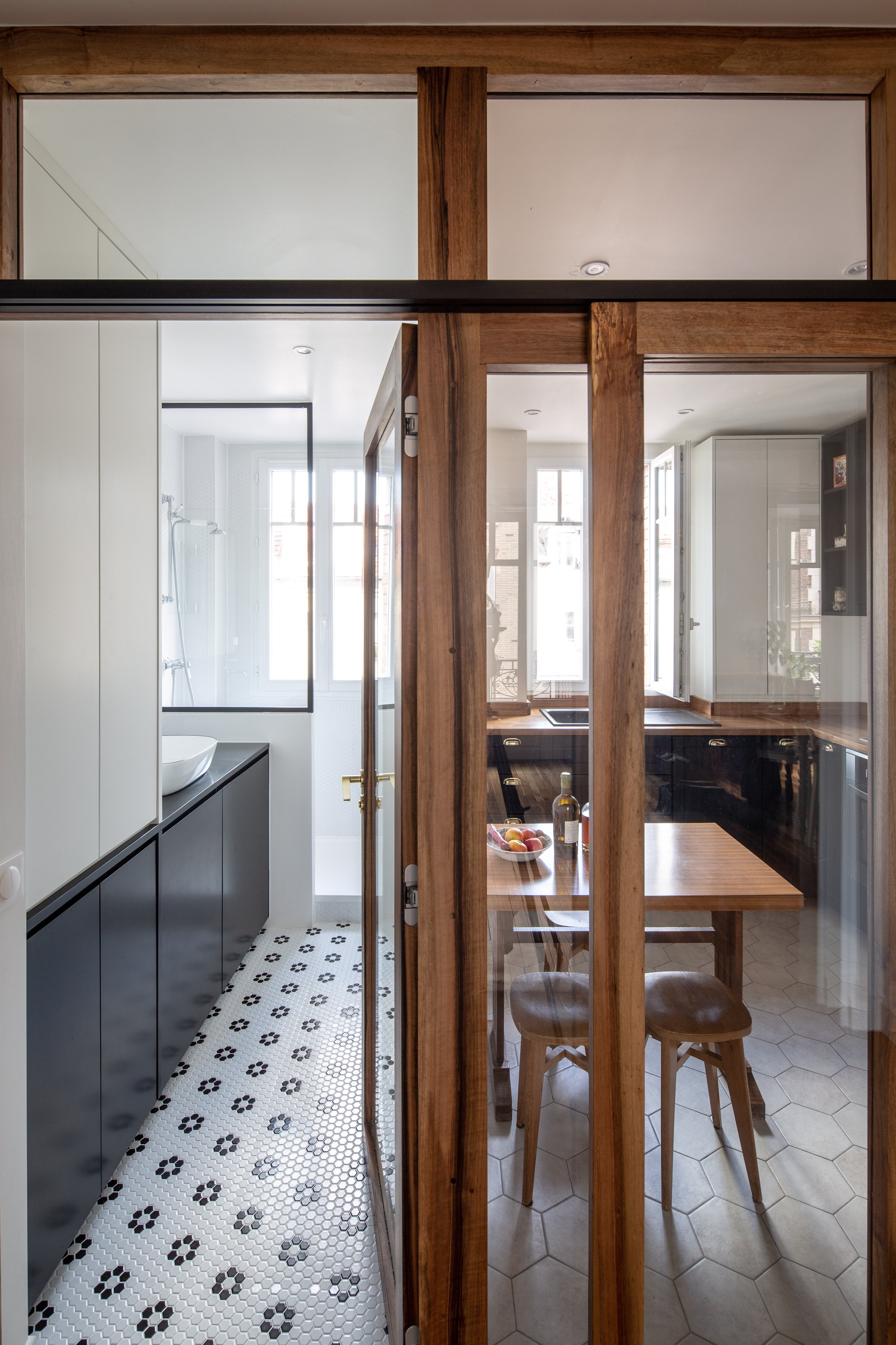 réhabilitation rénovation appartement paris rue Darwin bois design haze hazé cuisine salle de bain salle d'eau verrière