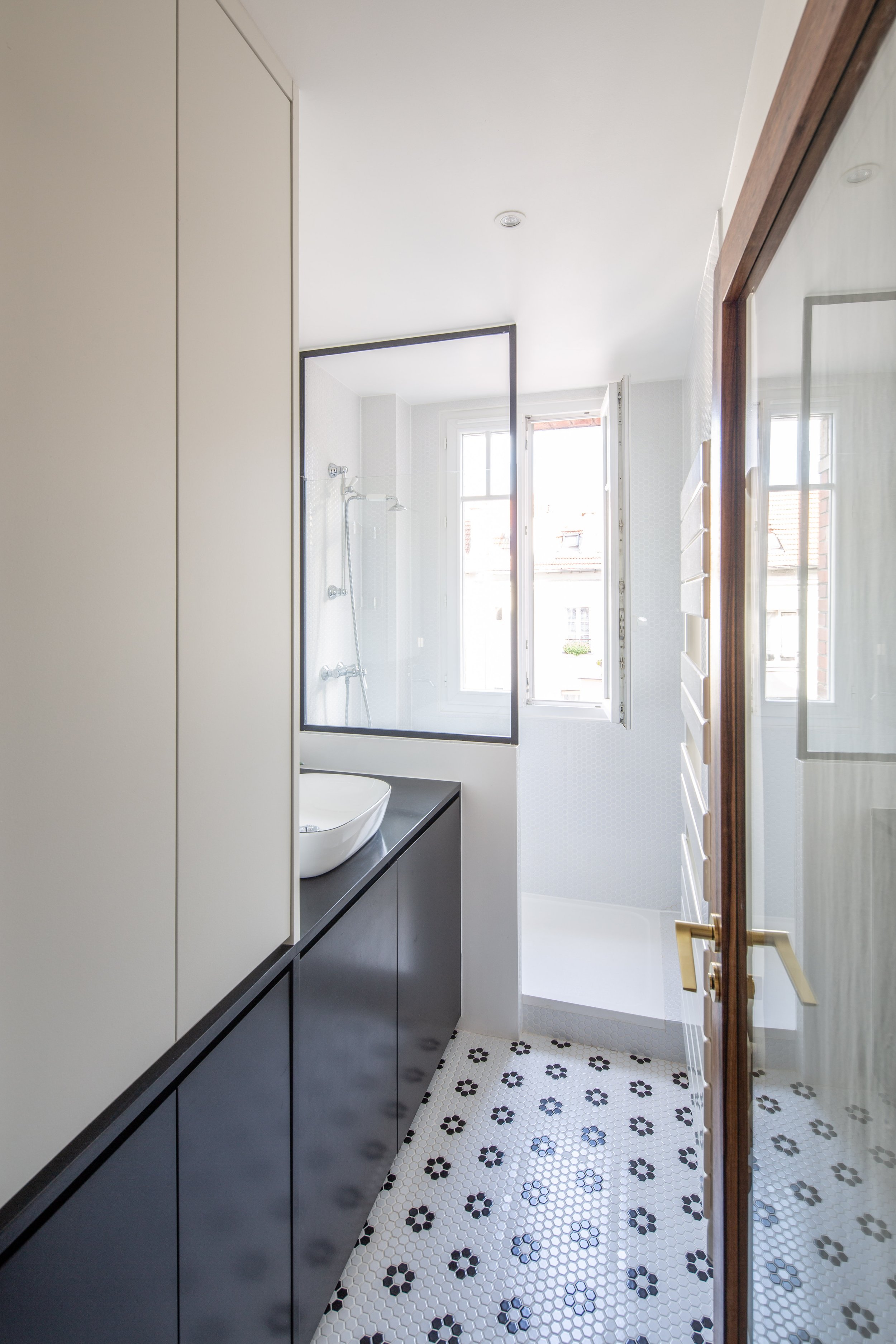 réhabilitation rénovation appartement paris rue Darwin bois design haze hazé salle de bain salle d'eau verrière
