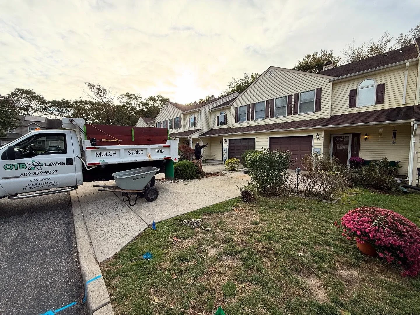 Before and after of today’s job…15 shrubs removed, mulch bed made and spread, 1.5 ton trap removed and 3/8” marble chip added💪🏴‍☠️😎