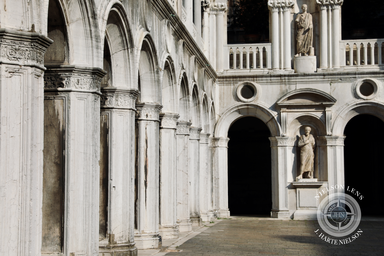 Palazzo Ducale Columns 1 (wm).png