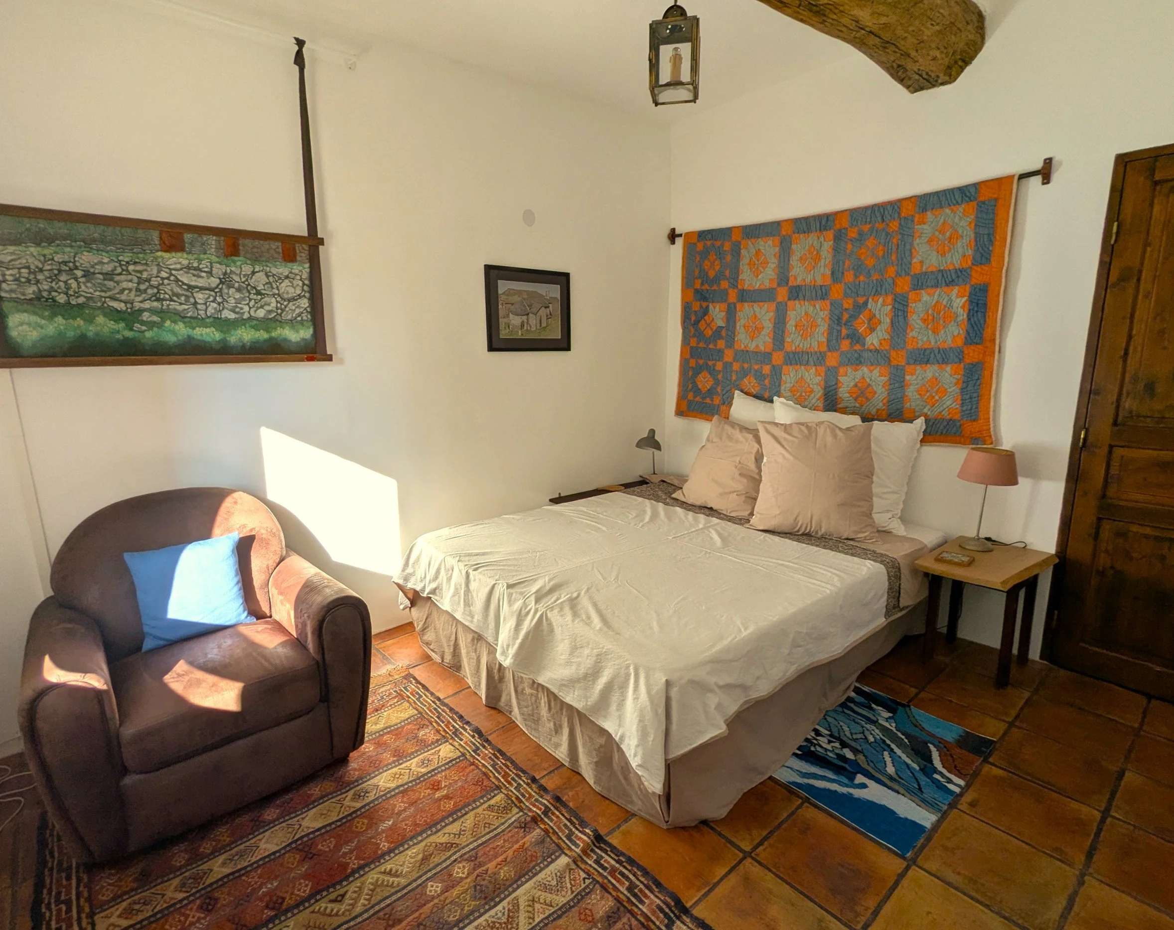 La chambre avec son lit 160 et un quilt américain de 1930