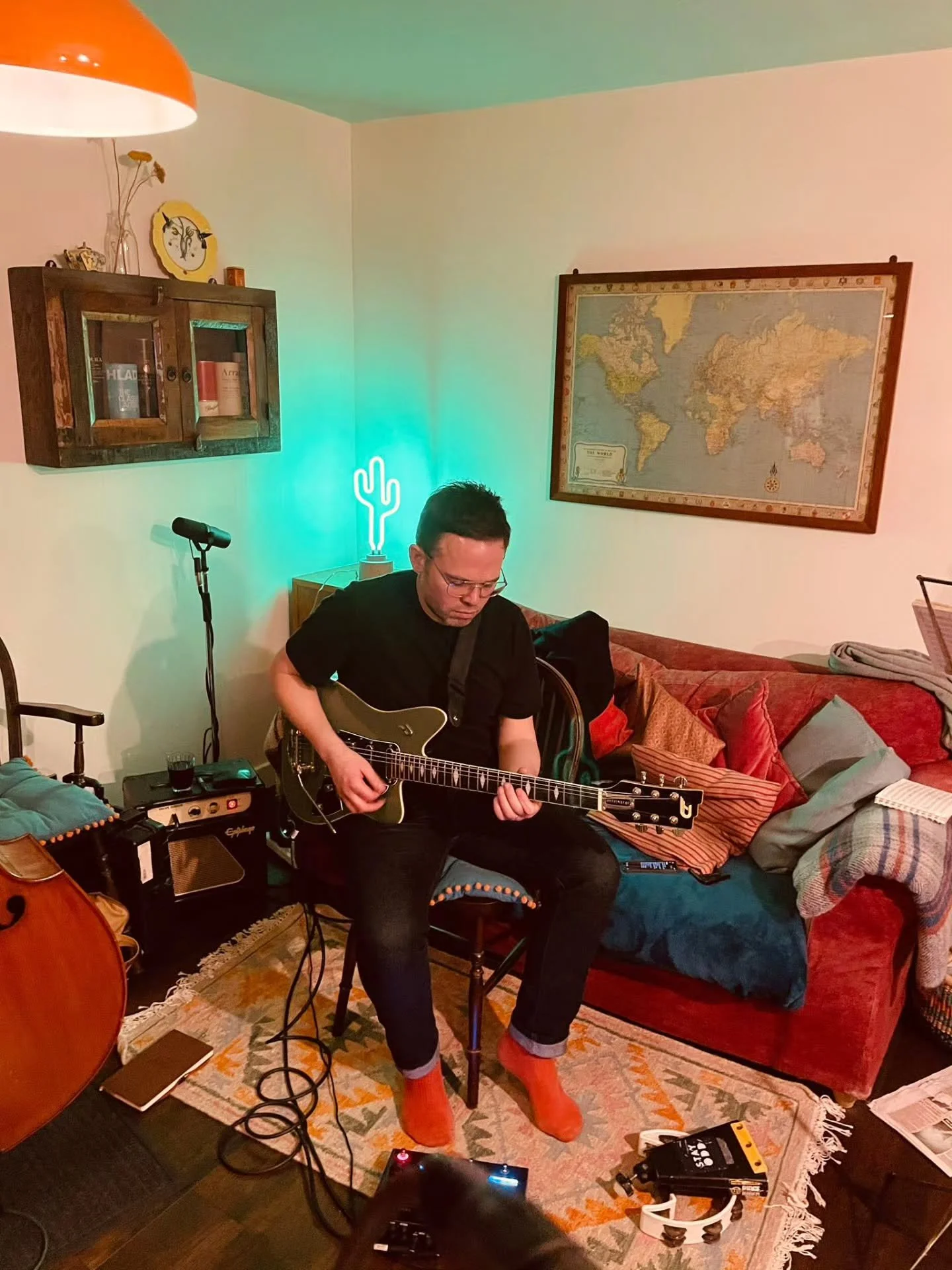 Sinner at work...🌵 🎸 🗺 🥃
@ricrogass

#Glimmers✨️ #Sinners #Americana #Roots
