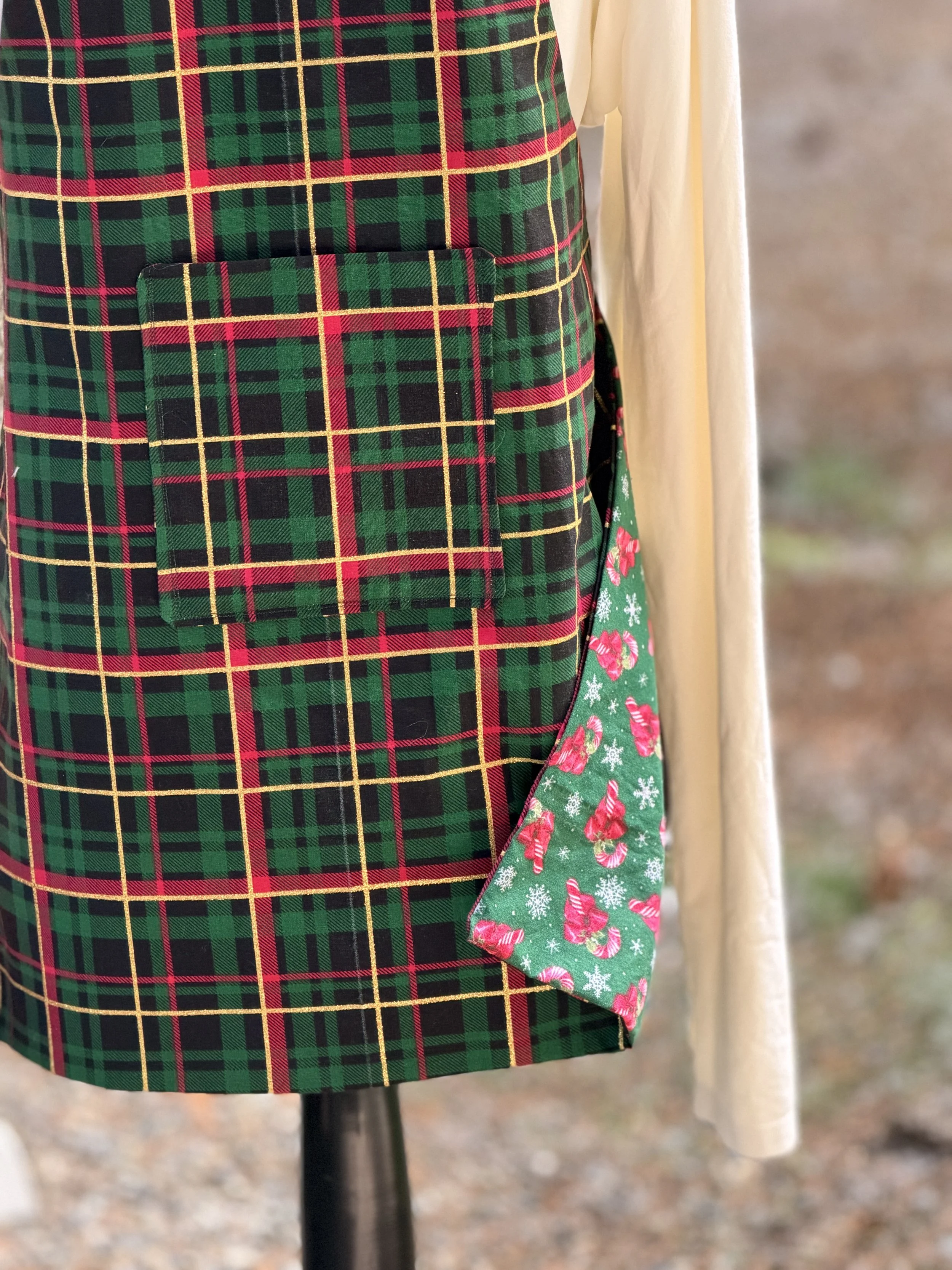 Wrap.XMASPlaidFabric.Close.flipreverse.jpg