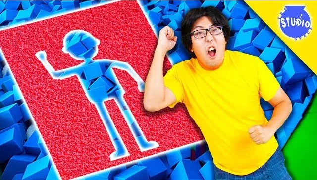 Views: 2.4 million on YouTube.
Responsibilities: Cut out image of man from pre-existing photo and changed color of shirt to yellow. Created image of stick figure on foam block, added white outer glow and changed perspective of shape to appear skewed