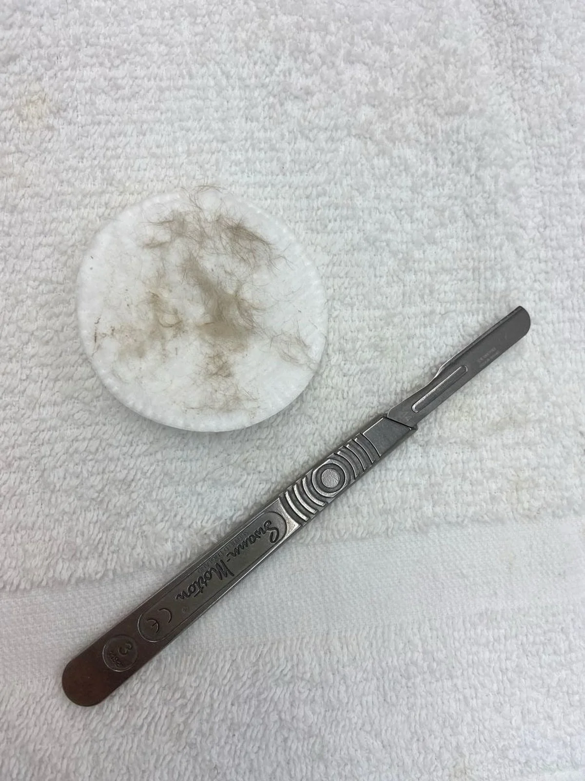 If you want that baby-soft, smooth, Christmas-glow skin&hellip; dermaplaning is your new best friend ✨
You can add it on to your facial 

This gentle exfoliating treatment removes peach fuzz + built-up dead skin so your skin looks brighter, smoother,