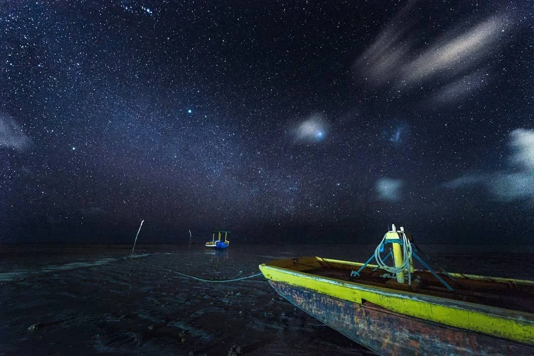 This is one of my favorite shots of the local fishing boats from our trip to South America; although, I do wish we had timed the trip out with the milky way core. Next time! 
Single exposure.
#nightscape #astrophotography #fishingboat #fishing #lowt