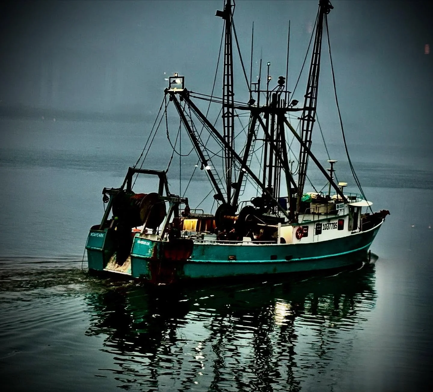 The old Time fishing boat
.
.
.
#oldfashioned #oldtimes #fishing #fishingboat #dark #moodyphotography #photo #photography #photooftheday #foryoupage💙 #landscapephotography #ocean #oceanphotography #newport #oregon #love #luxury #lucky