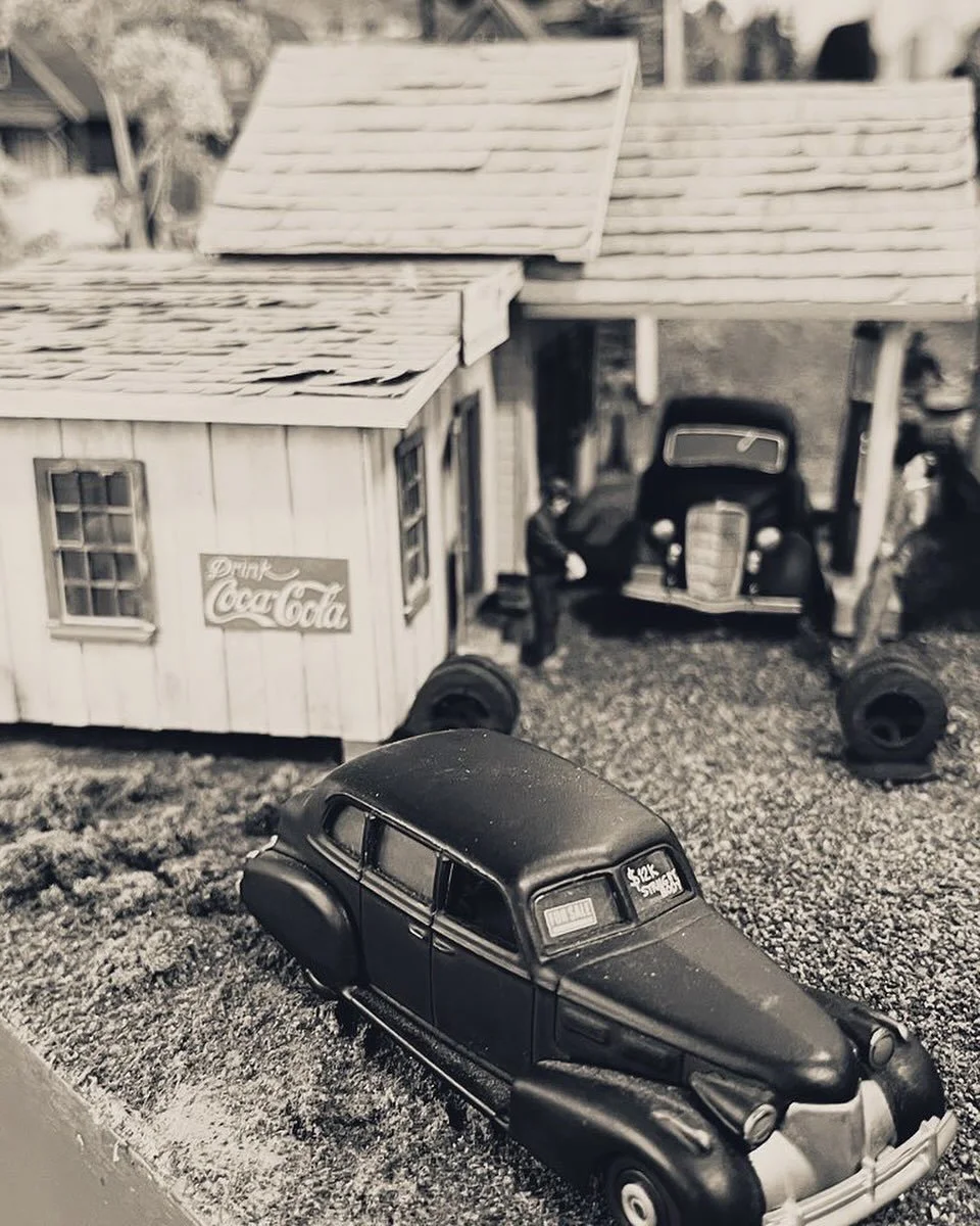 Old Fashioned Micro Cars at a gas station 
.
.
.
#oldfashioned #theolddays #micro #microphotography #photoshoot #photography #digital #digitalphotography #photooftheday #cool #oldtimyphoto #epic #blackandwhite #grey #oldcars #follow4folow #followform