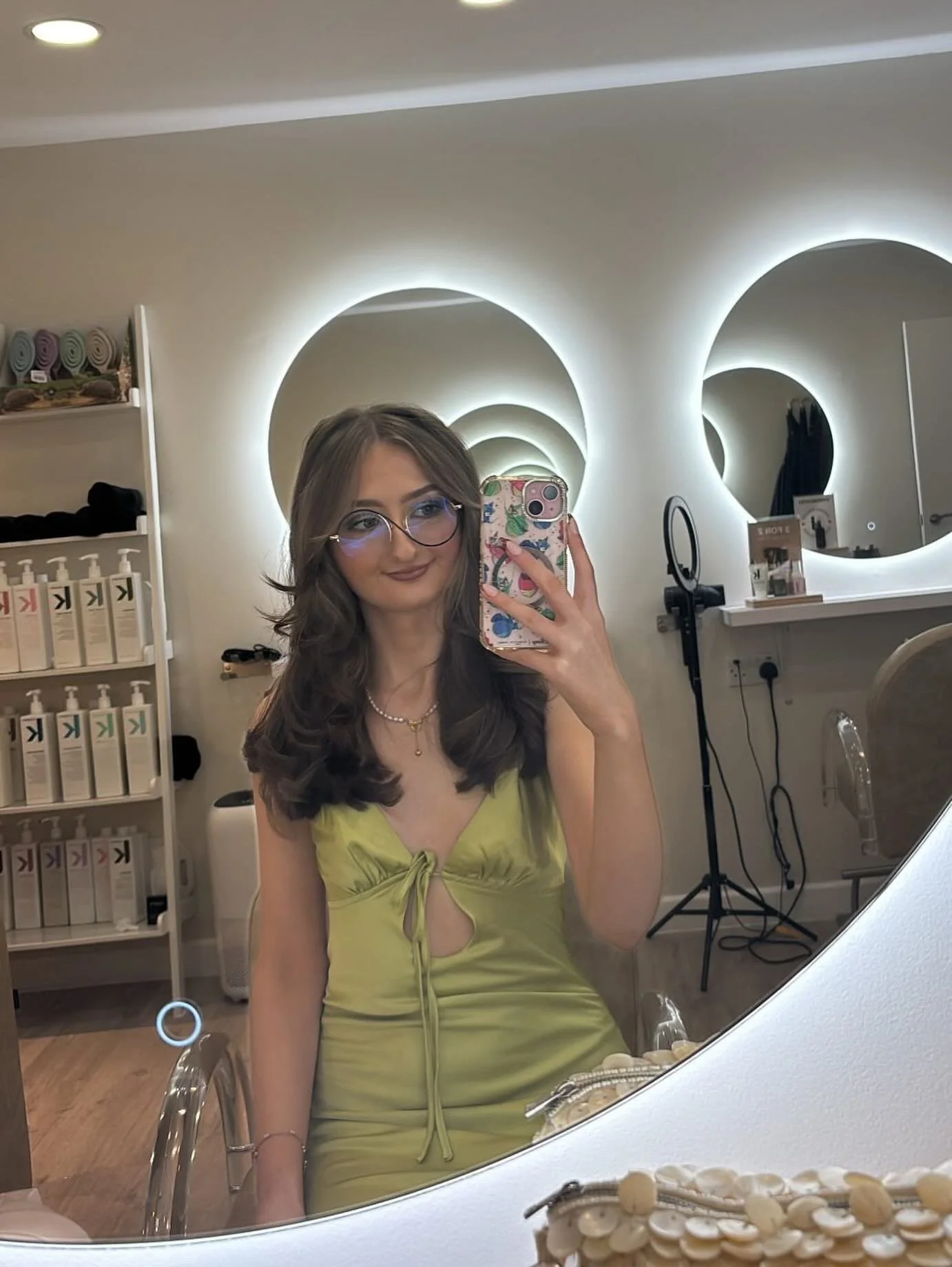 ✨client selfie✨
What a pleasure it was to do this gorgeous layered cut and bouncy blowdry for this beauty! Was lovely to meet you @hollyaustin_makeupartist 🥰

 #sherhairstudio #twickenhamlife #twickenhamhairdressers #layeredhair #faceframinglayers #