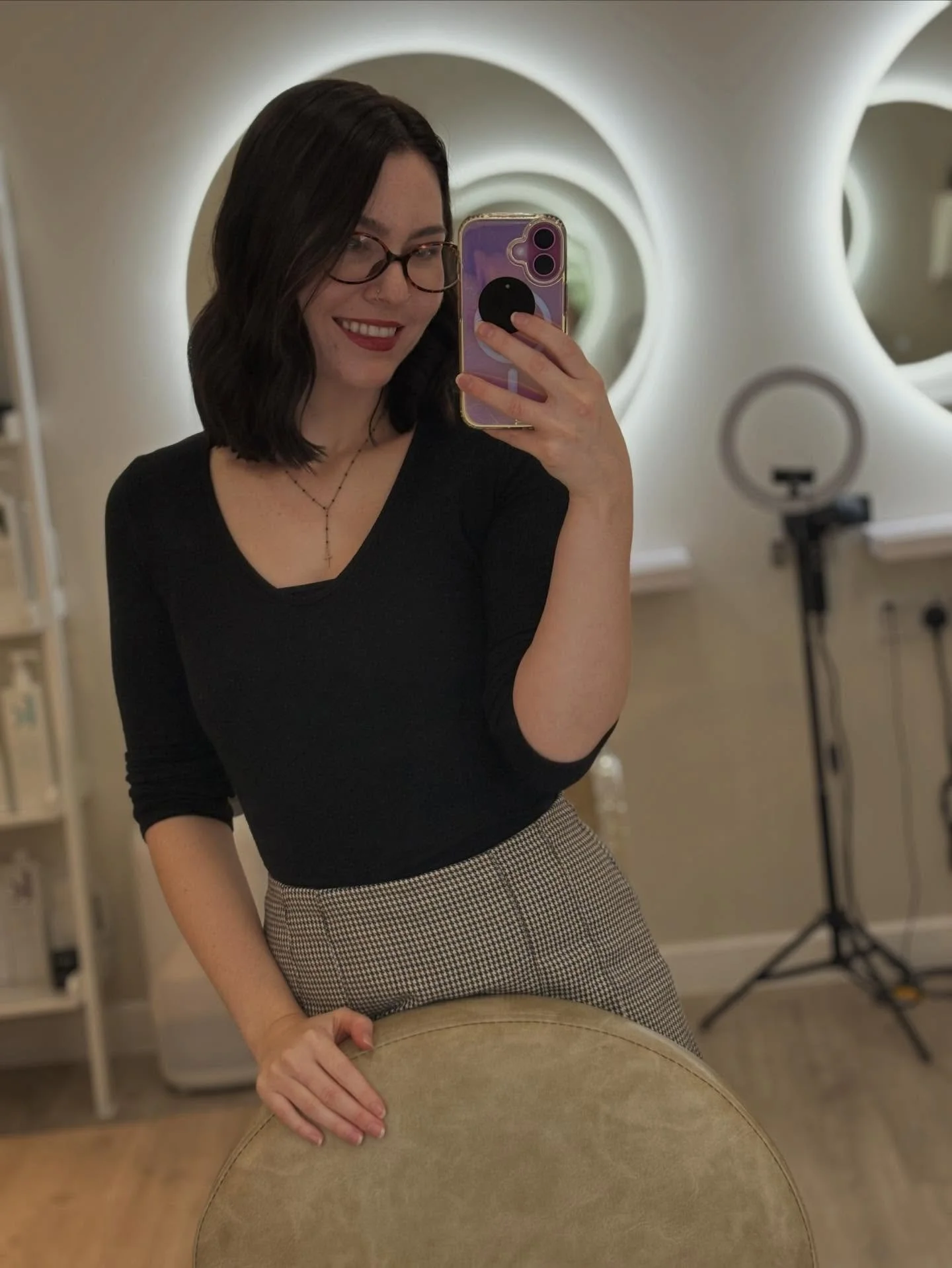 Ending the week strong 💪🏻🙏🏻 I have a couple of spaces available next week before the Christmas rush 🎄DM for more info ✉️ 

#sherhairstudio #twickenhamhairdressers #twickenhamhair #twickenhamlife #livedincolour