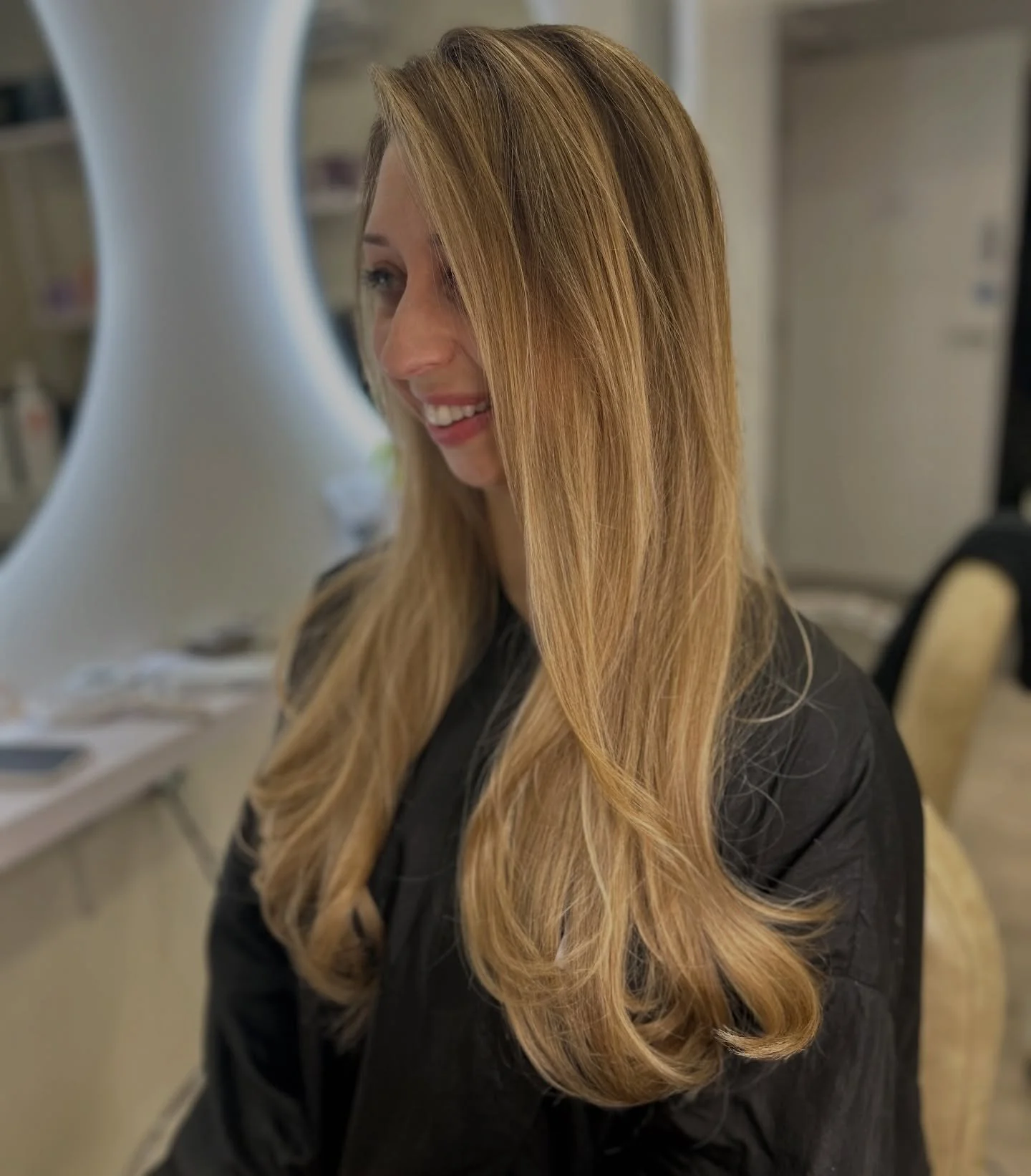Princess vibes 👑👸 was so fun working on giving @rosie_salsa the most beautiful golden locks 🤩 

#sherhairstudio #blondebalayage #teasylights #kevinmurphy #livedincolour