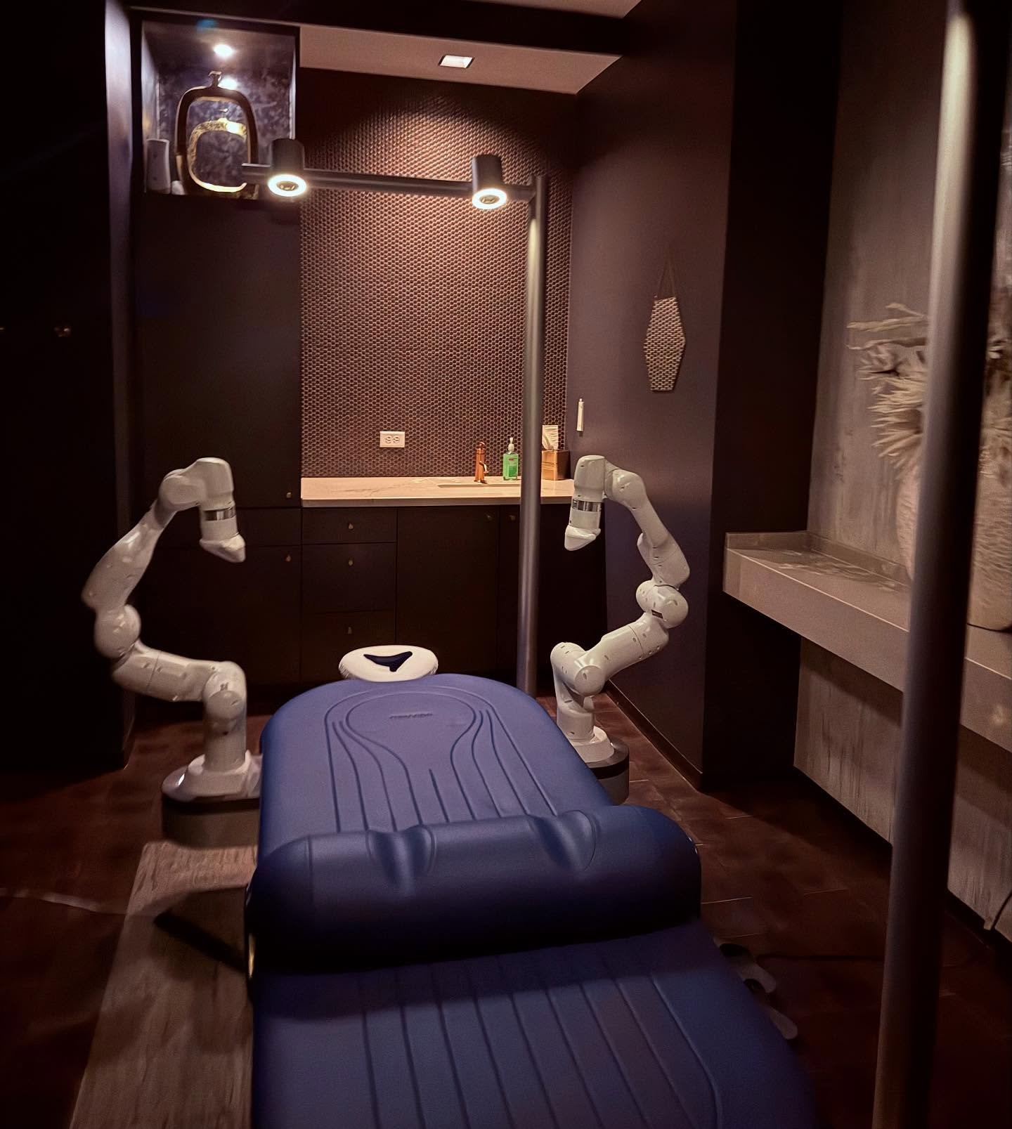While I was at a recent conference in Nashville&hellip;I had my first experience with an AI assisted robotic massage #aescape I have to say&hellip;it was better than I expected but not nearly as great as a human massage 🤷🏼&zwj;♀️