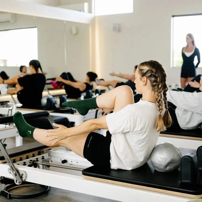 Image shows Lincoln Loft member doing core exercises during a Sculpt reformer pilates class at Lincoln Loft.
