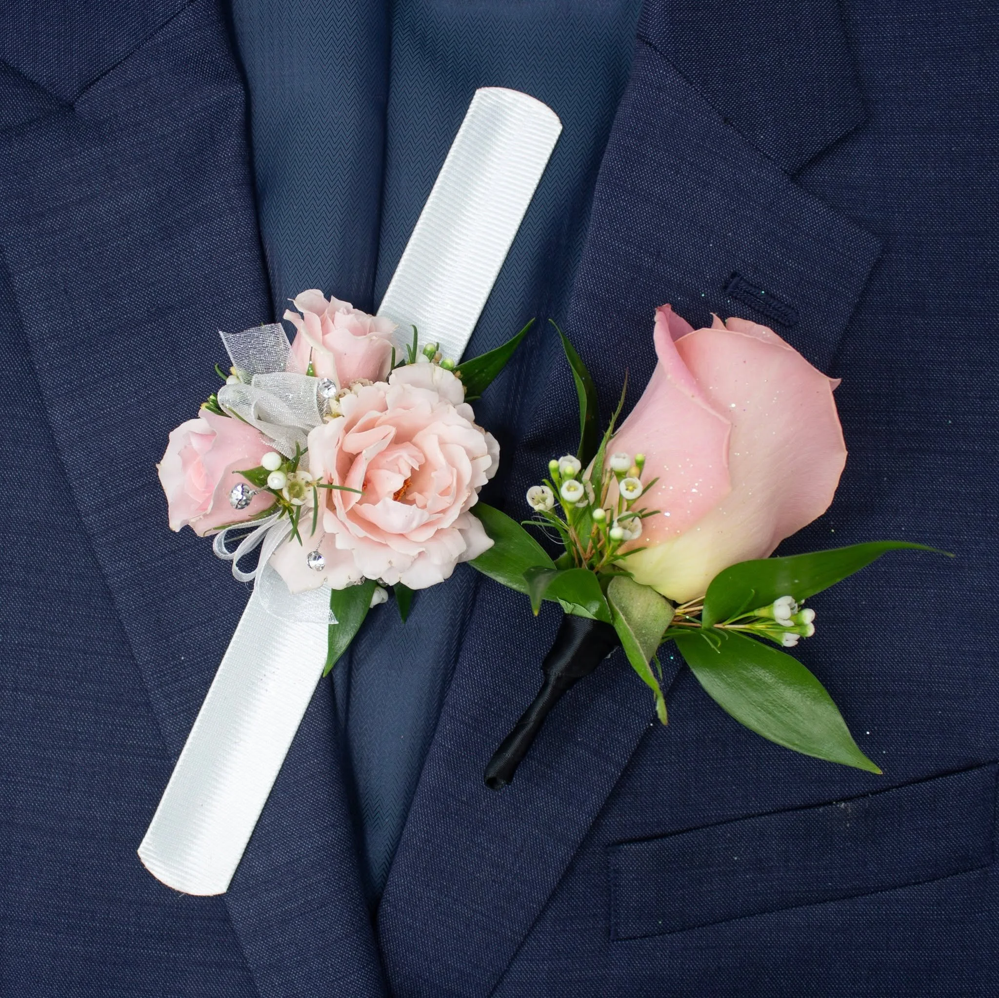 Sweet little slap bracelet corsage. Soft pink roses. Matching boutonniere for Dad. A sprinkle of floral glitter for a finishing touch. We love helping you make parent-child events a little extra fancy with flowers! 🤍
.
.
#formal #corsage #boutonnier