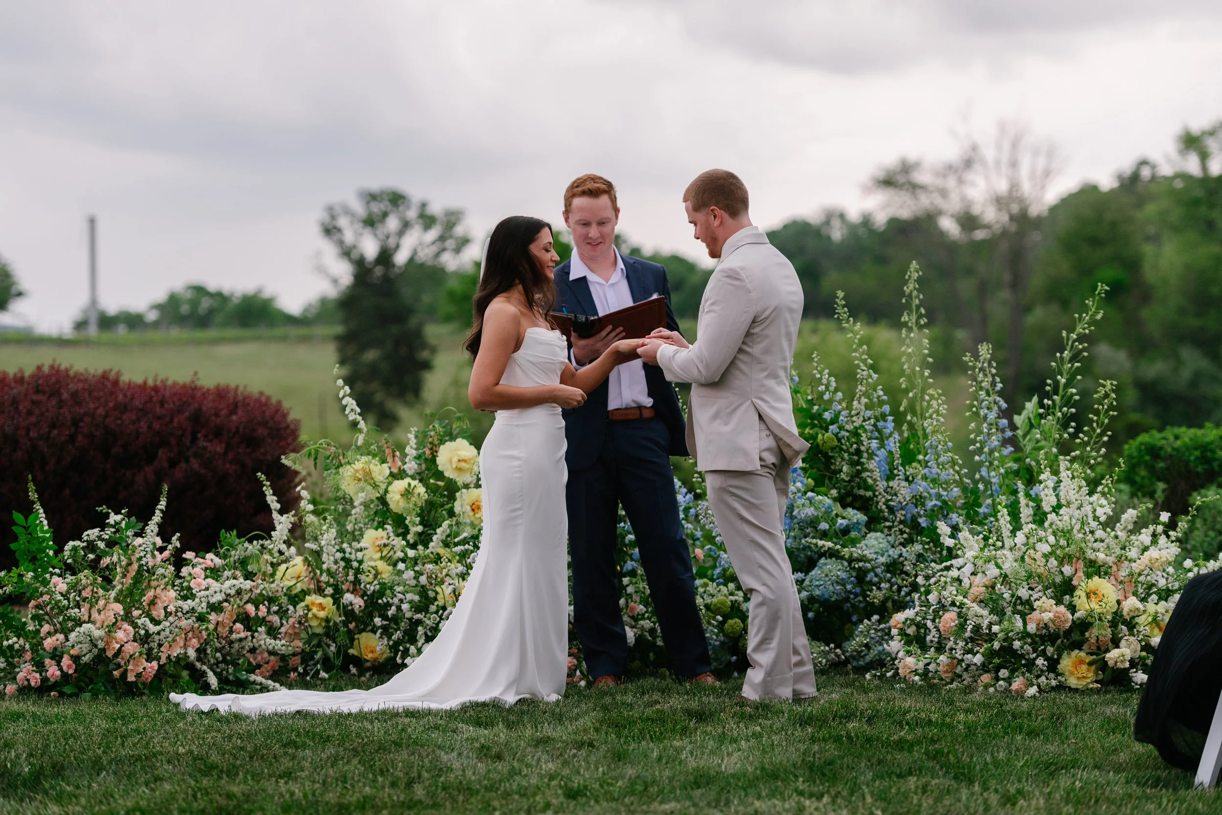 Grounded arch Charlottesville wedding Early Mountain Vineyards Spring wedding