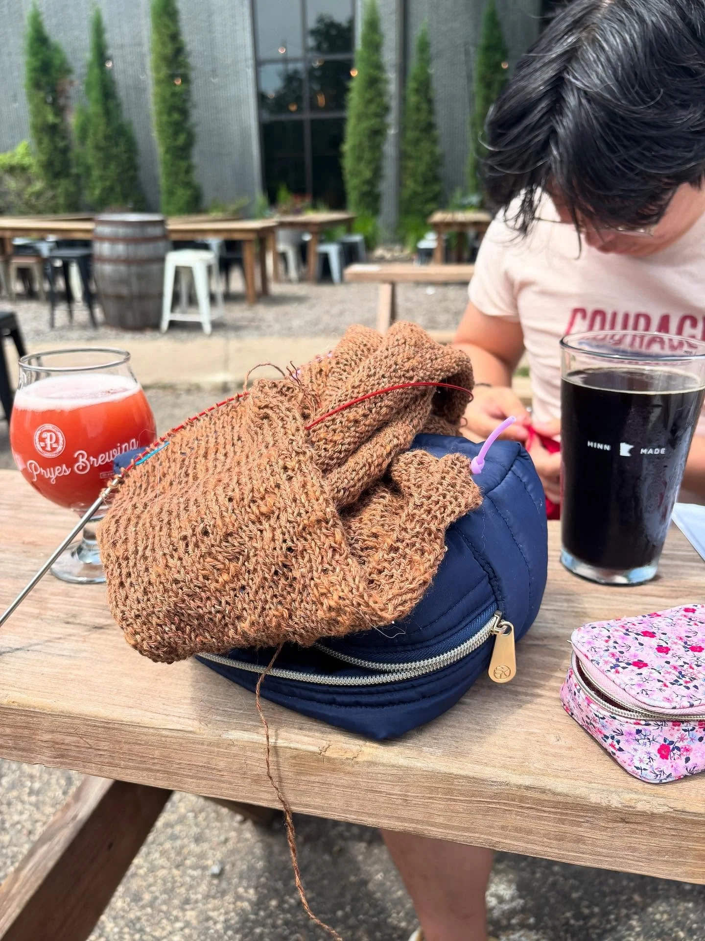 Picking up this wip again after some time away from it cuz I&rsquo;m desperatelyyyyyy trying to have a nice linen top for the warmer weather 😅 I may or may not have had to frog the entire front panel last night cuz somehow I miscounted my increases 