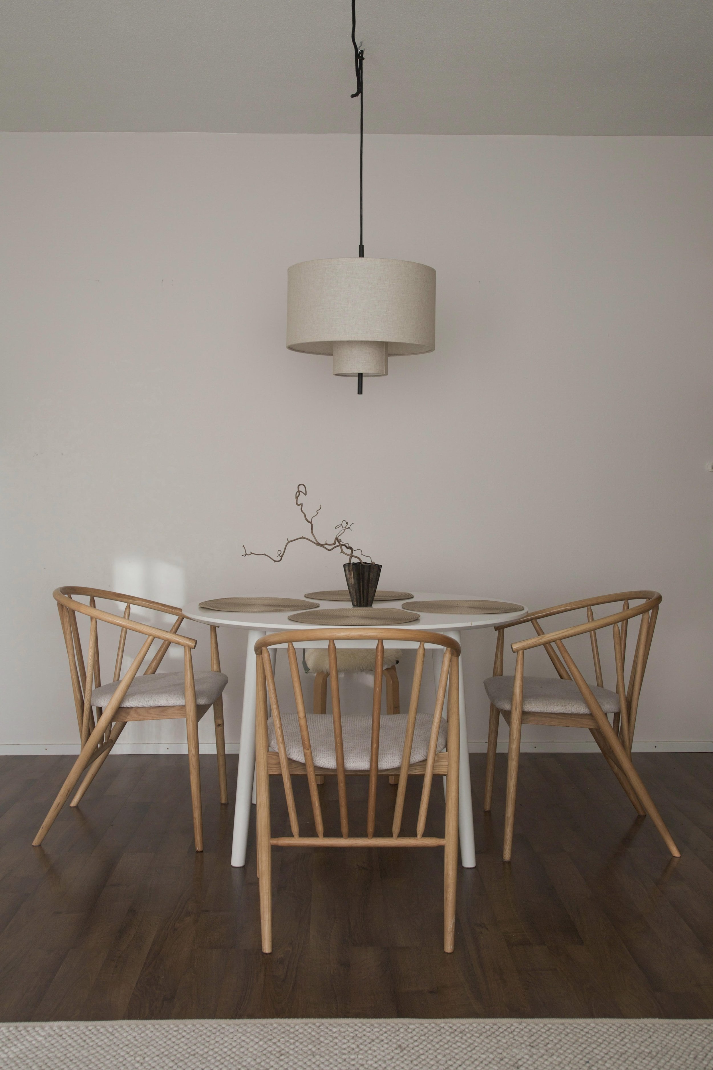 Jo pelkästään kalustesijoittelulla voi olla hurjan suuri vaikutus koko tilan toimivuuteen ja tunnelmaan.