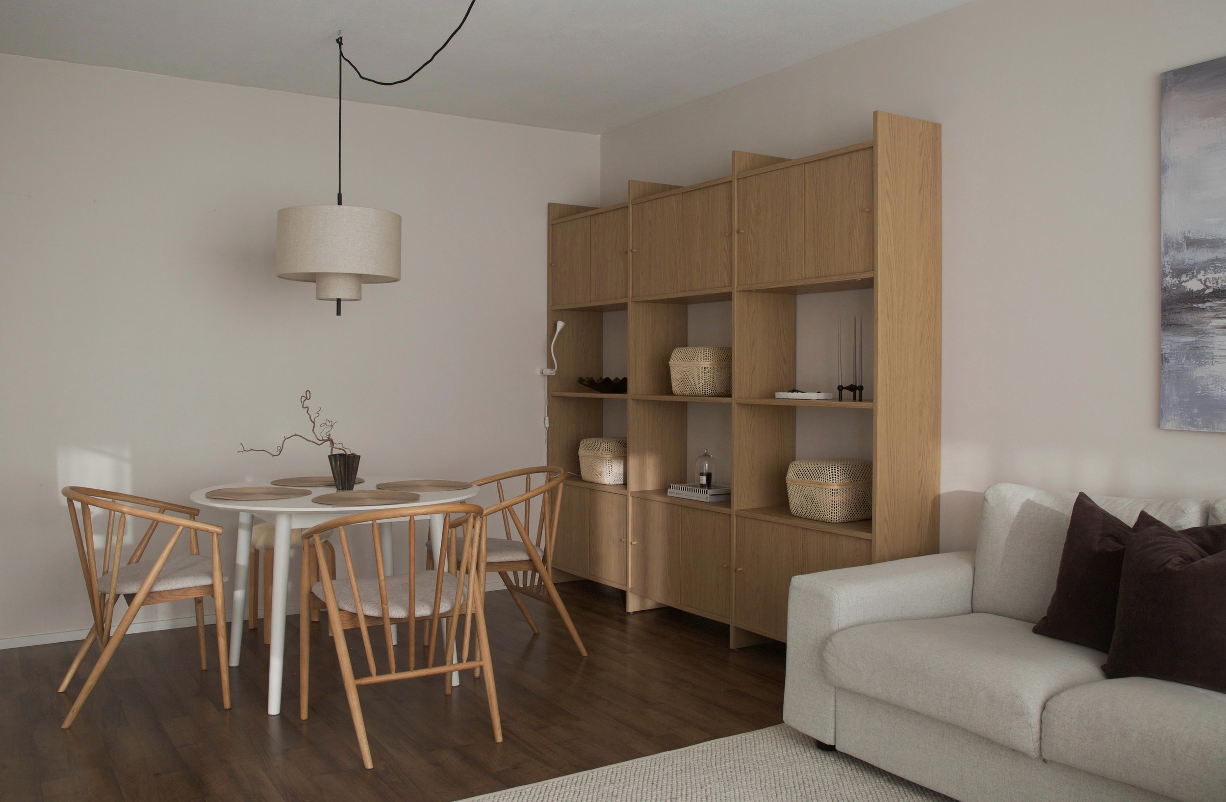 Tilaan toivottiin kodikkuutta, lämpöä, selkeyttä ja levollista tunnelmaa -hyvinvoinnin kiintopisteitä. Pitkä seinä koettiin hankalaksi sisustaa ja siihen toivottiin kalustetta, joka täydentäisi tyhjää seinää.