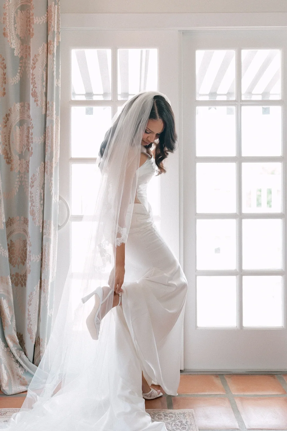 jeune-perche-estate-wedding-bride-getting-ready.webp